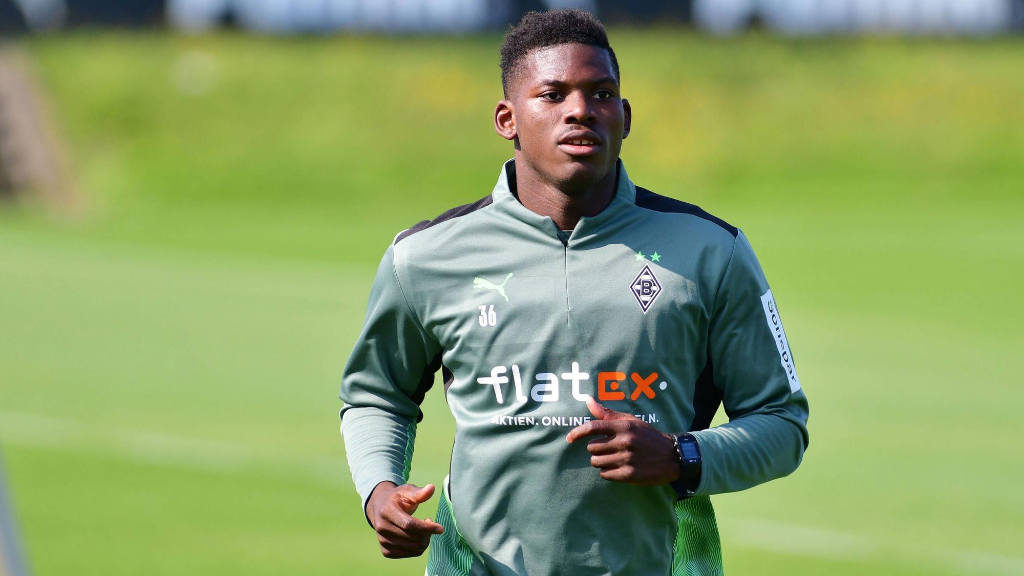 Breel Embolo joggt bei einer Trainingseinheit der Fohlen am 4. August 2021 über den Trainingsplatz im Borussia-Park.