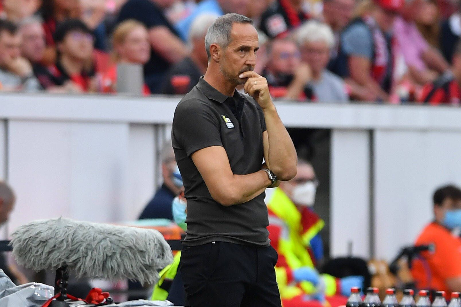 Gladbach-Trainer Adi Hütter am 2. Bundesliga-Spieltag beim Auswärtsspiel in Leverkusen nachdenklich guckend an der Seitenlinie (21. August 2021).
