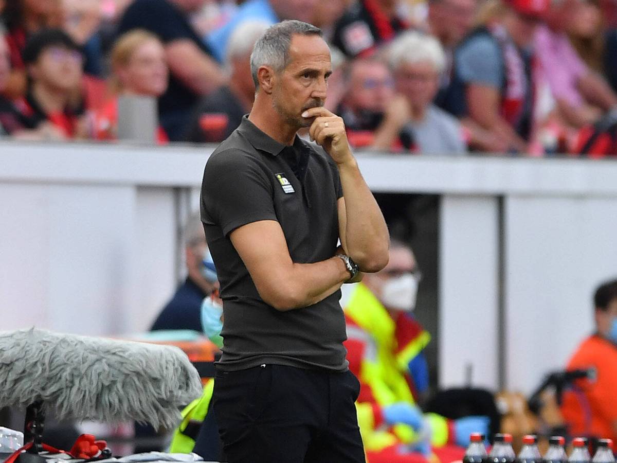Gladbach-Trainer Adi Hütter am 2. Bundesliga-Spieltag beim Auswärtsspiel in Leverkusen nachdenklich guckend an der Seitenlinie (21. August 2021).