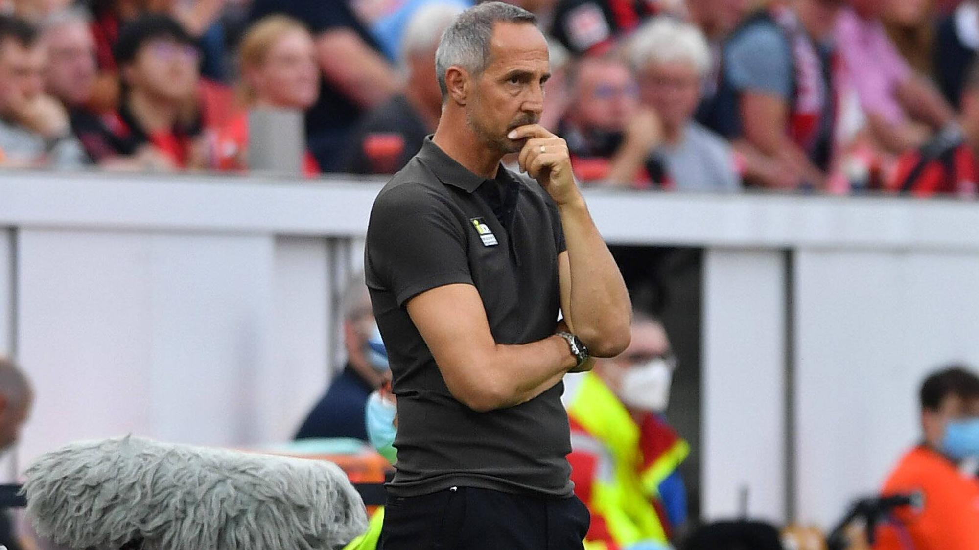 Gladbach-Trainer Adi Hütter am 2. Bundesliga-Spieltag beim Auswärtsspiel in Leverkusen nachdenklich guckend an der Seitenlinie (21. August 2021).