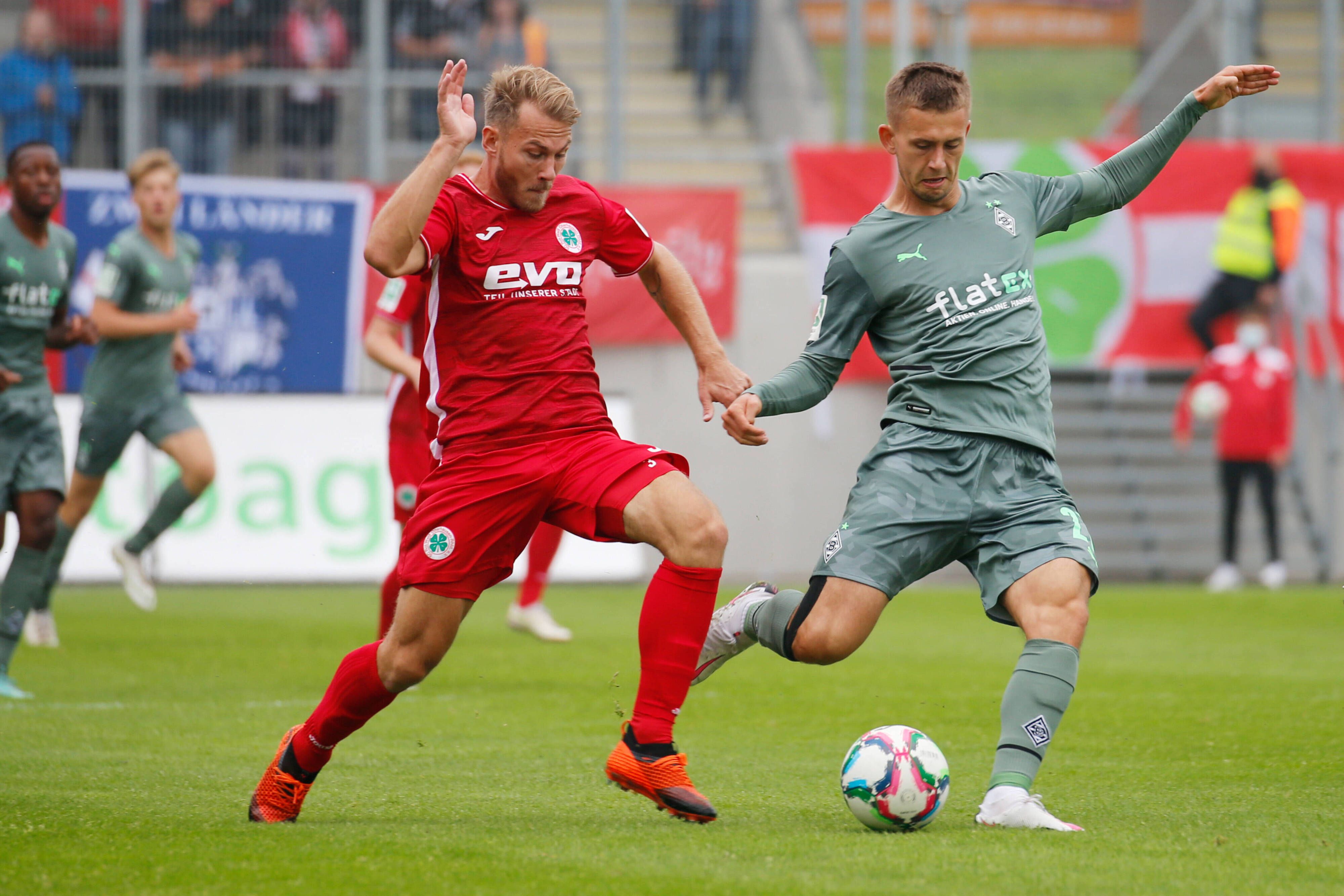 Gladbachs Torben Müsel  hier im Duell mit Oberhausens Pierre Fassnacht beim Spiel in der Regionalliga West am 4. September 2021.