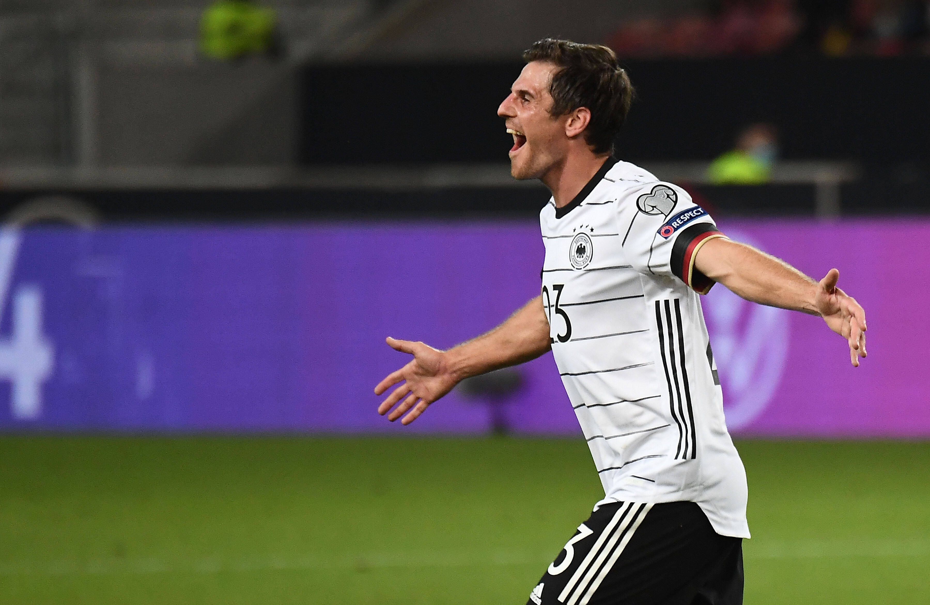 Nationalspieler Jonas Hofmann, der bei Fußball-Bundesligist Borussia Mönchengladbach unter Vertrag steht, hat beim Sieg der DFB-Elf in der WM-Qualifikation gegen Armenien (5. September 2021) einen Treffer erzielen können. Der Gladbacher breitet die Arme aus und schreit seine Freude heraus.