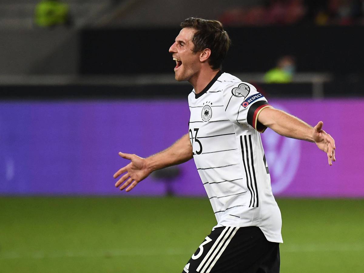Nationalspieler Jonas Hofmann, der bei Fußball-Bundesligist Borussia Mönchengladbach unter Vertrag steht, hat beim Sieg der DFB-Elf in der WM-Qualifikation gegen Armenien (5. September 2021) einen Treffer erzielen können. Der Gladbacher breitet die Arme aus und schreit seine Freude heraus.