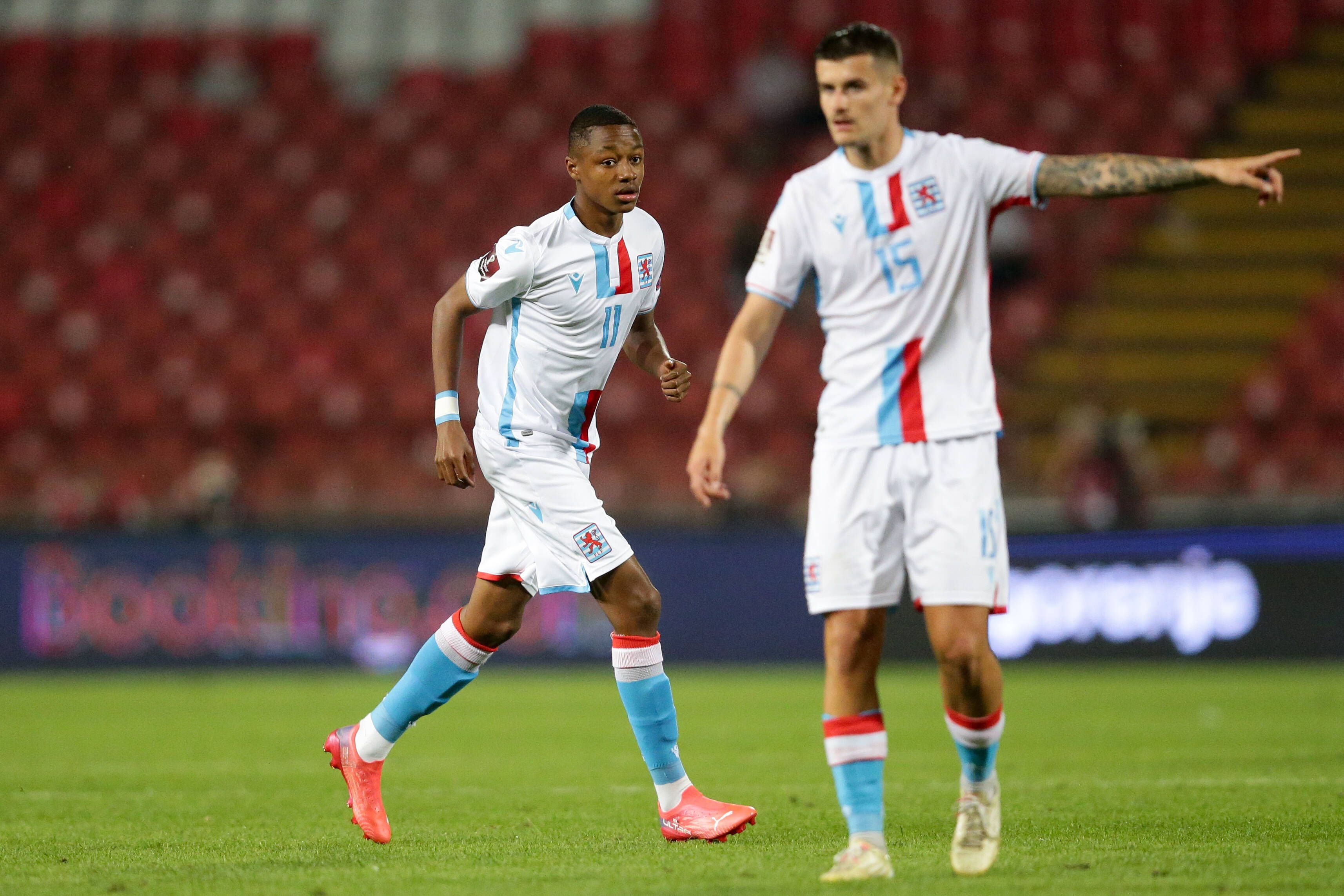 Yvandro Borges Sanches (l.), Nachwuchsspieler bei Borussia Mönchengladbach, hat für Luxemburg in der WM-Qualifikation sein Länderspiel-Debüt beim Duell (4. September 2021) gegen Serbien gegeben. Auf diesem Foto ist Yvandro Borges Sanches im Stadion Rajko Mitic in Belgrad zu sehen.