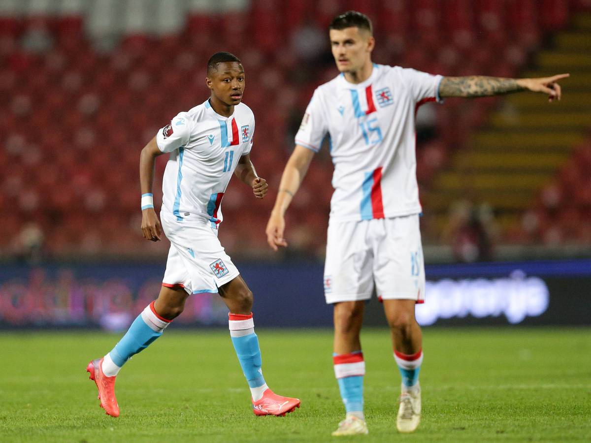 Yvandro Borges Sanches (l.), Nachwuchsspieler bei Borussia Mönchengladbach, hat für Luxemburg in der WM-Qualifikation sein Länderspiel-Debüt beim Duell (4. September 2021) gegen Serbien gegeben. Auf diesem Foto ist Yvandro Borges Sanches im Stadion Rajko Mitic in Belgrad zu sehen.