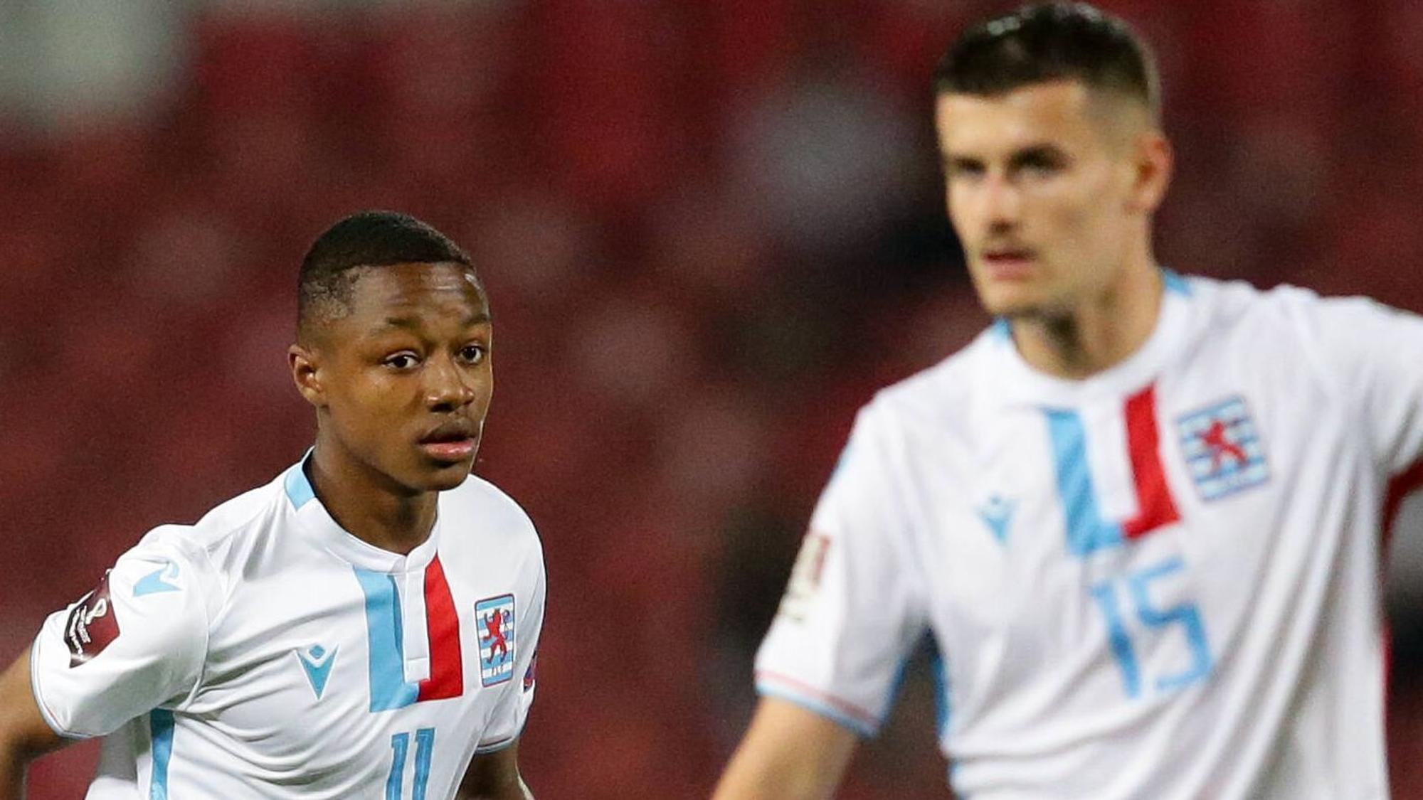 Yvandro Borges Sanches (l.), Nachwuchsspieler bei Borussia Mönchengladbach, hat für Luxemburg in der WM-Qualifikation sein Länderspiel-Debüt beim Duell (4. September 2021) gegen Serbien gegeben. Auf diesem Foto ist Yvandro Borges Sanches im Stadion Rajko Mitic in Belgrad zu sehen.