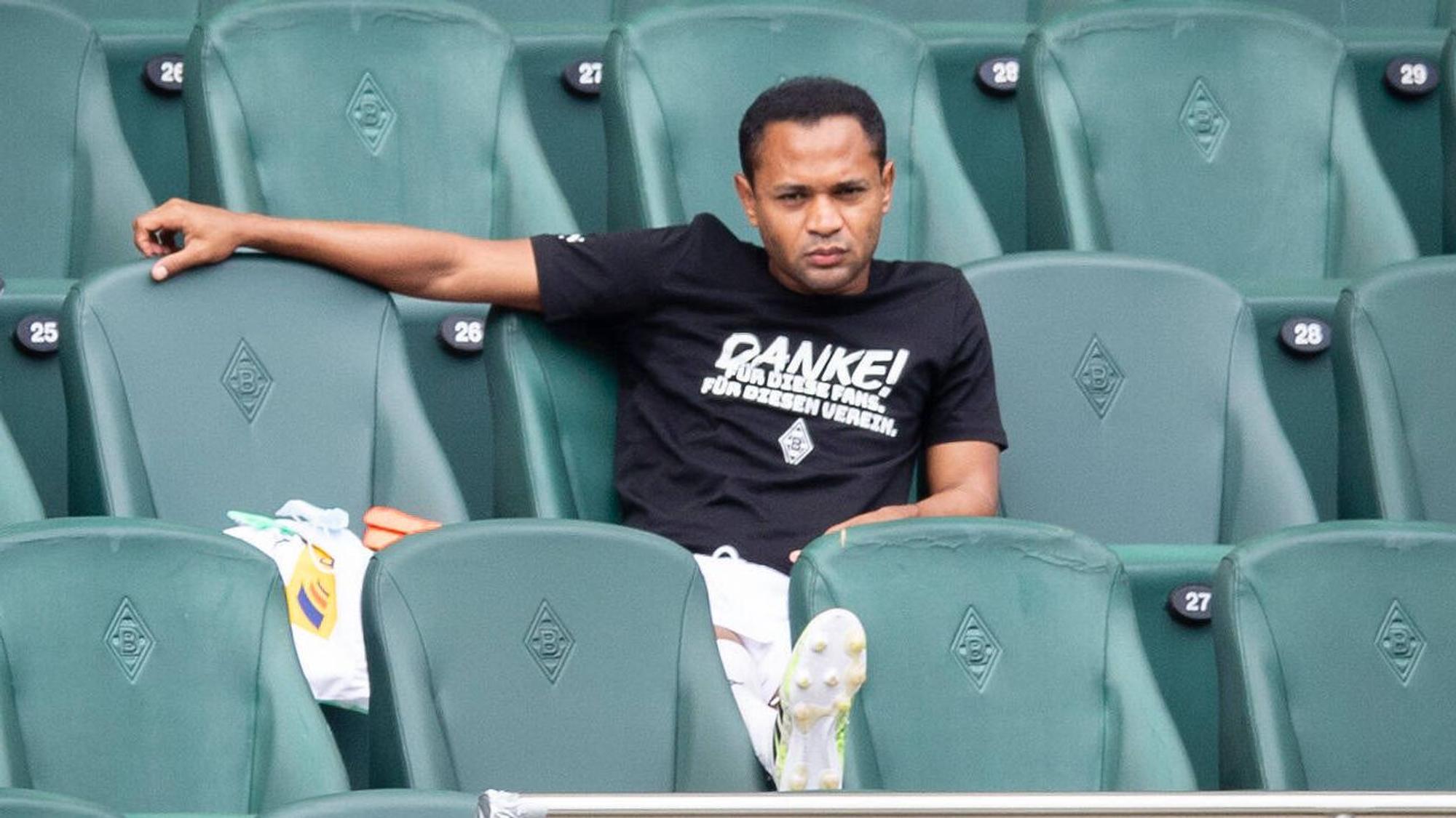 Ex-Gladbach-Spieler Raffael, auf diesem Foto am 27. Juni 2020 auf der Tribüne im Borussia-Park zu sehen. Es ist das letzte Mal gewesen, dass Raffael im Fohlen-Kader gestanden hat. Der Offensivspieler blickt auf das Spielfeld.