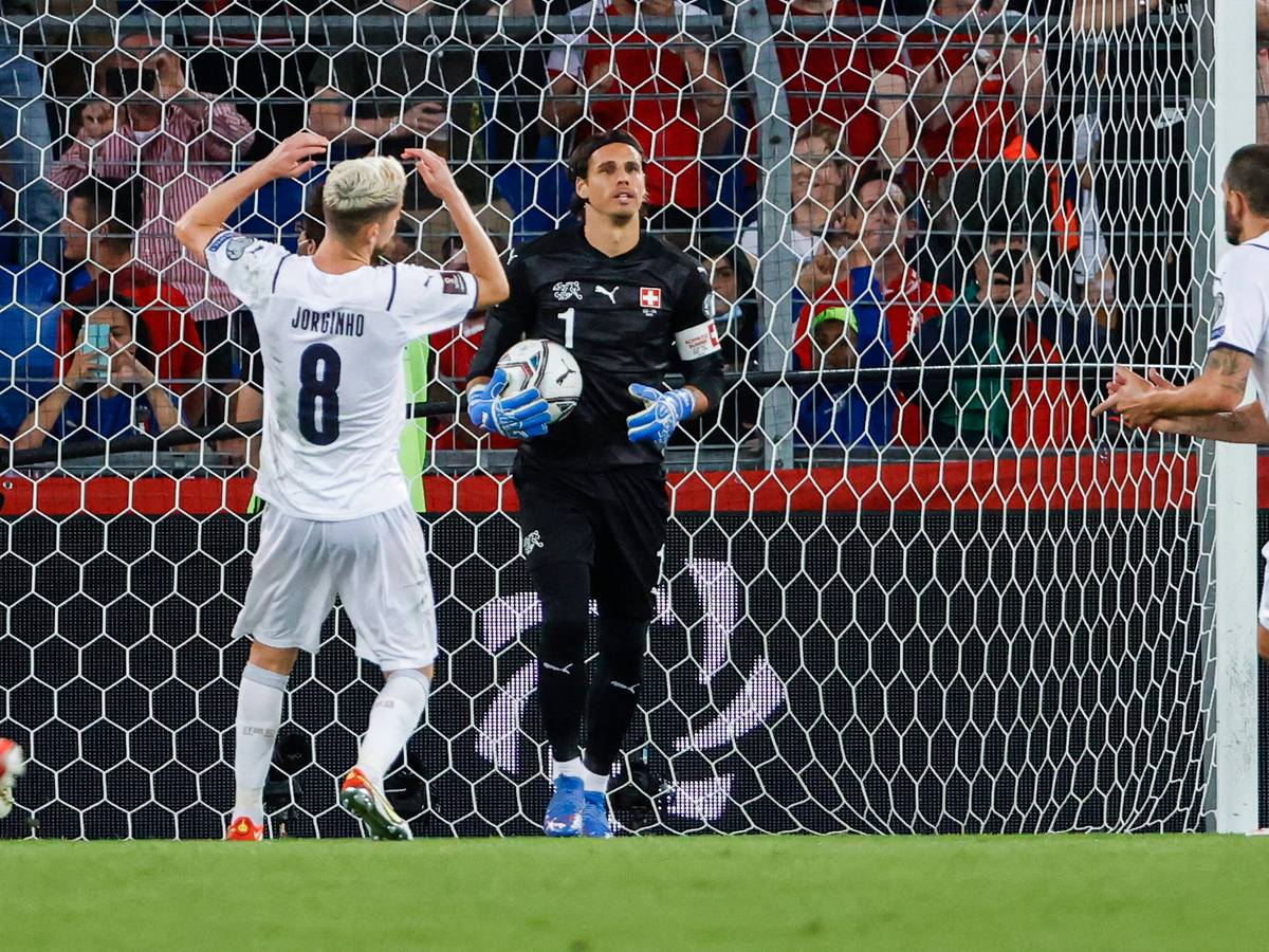 Gladbach-Torhüter Yann Sommer hält beim WM-Qualifikationsspiel der Schweiz gegen Europameister Italien (5. September 2021) einen Elfmeter von Jorginho und somit das 0:0 für die Eidgenossen fest.