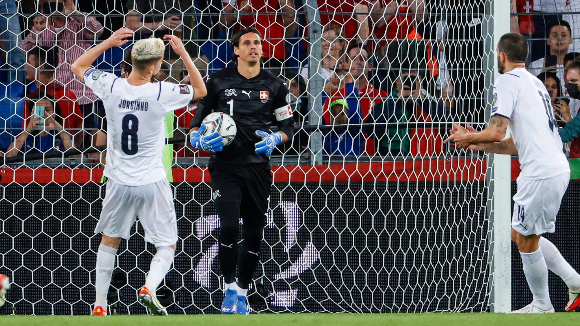 Gladbach-Torhüter Yann Sommer hält beim WM-Qualifikationsspiel der Schweiz gegen Europameister Italien (5. September 2021) einen Elfmeter von Jorginho und somit das 0:0 für die Eidgenossen fest.