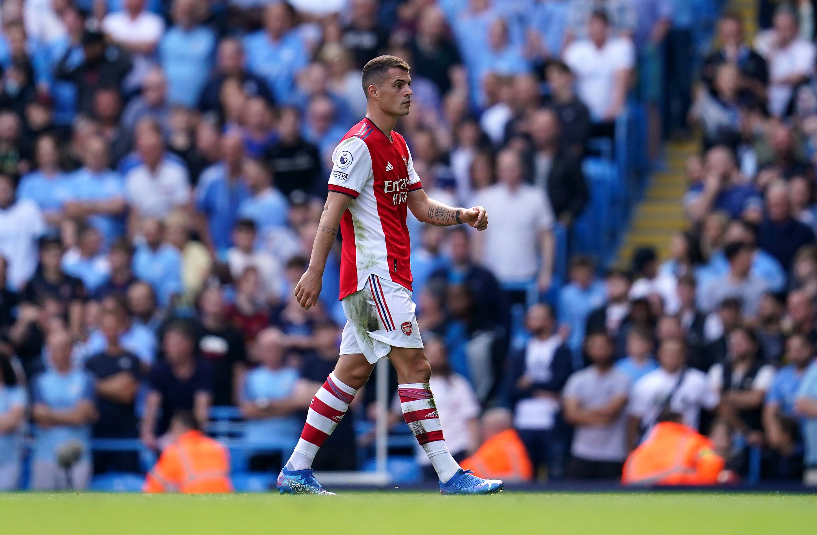 Der Schweizer Nationalspieler Granit Xhaka, ehemaliger Kapitän von Borussia Mönchengladbach, im Trikot von Arsenal London am 28. August 2021. Xhaka schreitet vorzeitig vom Platz, weil er ausgewechselt wird.