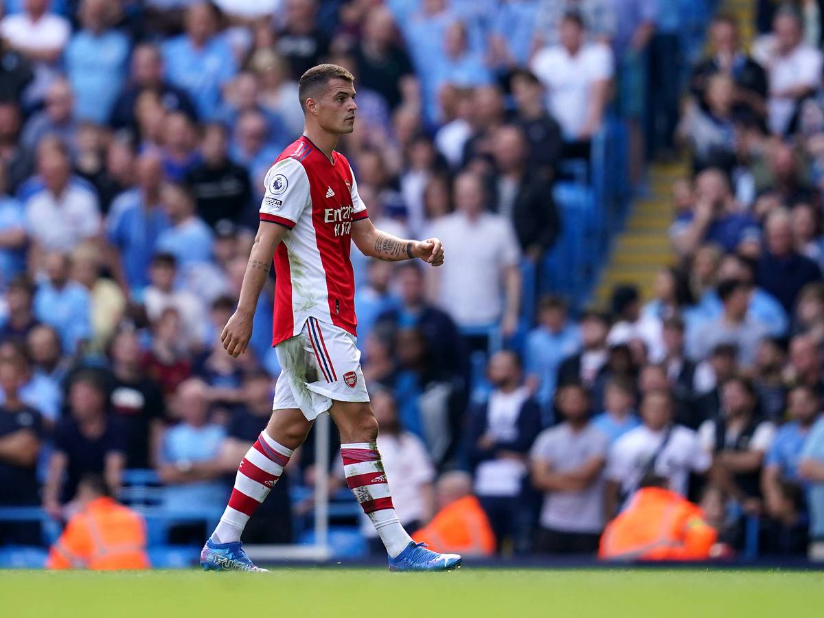 Der Schweizer Nationalspieler Granit Xhaka, ehemaliger Kapitän von Borussia Mönchengladbach, im Trikot von Arsenal London am 28. August 2021. Xhaka schreitet vorzeitig vom Platz, weil er ausgewechselt wird.