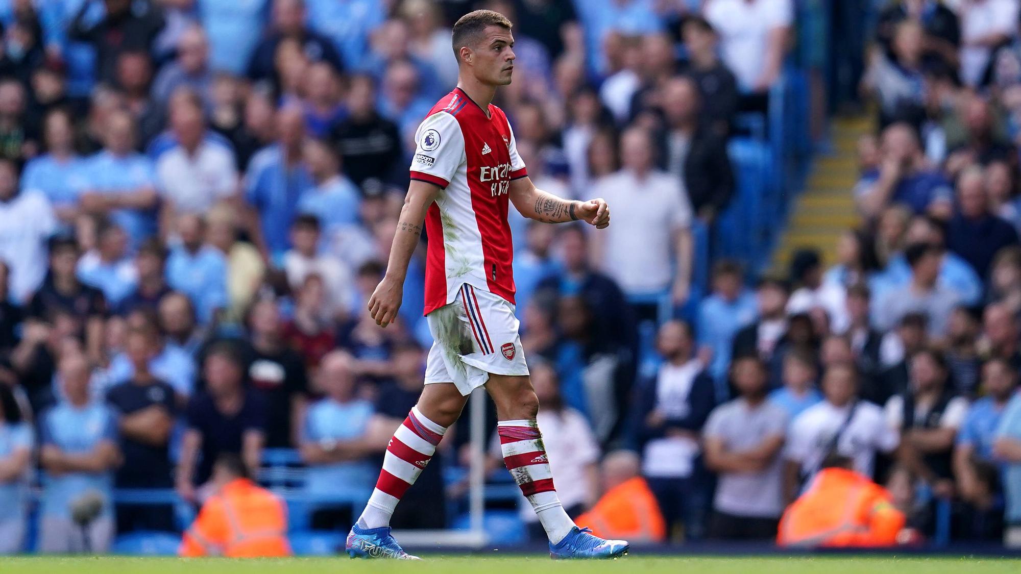 Der Schweizer Nationalspieler Granit Xhaka, ehemaliger Kapitän von Borussia Mönchengladbach, im Trikot von Arsenal London am 28. August 2021. Xhaka schreitet vorzeitig vom Platz, weil er ausgewechselt wird.