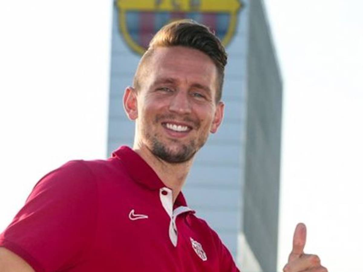 Luuk de Jong lacht auf dem Trainingsgelände des FC Barcelona bei seiner Ankunft am 6. September 2021.