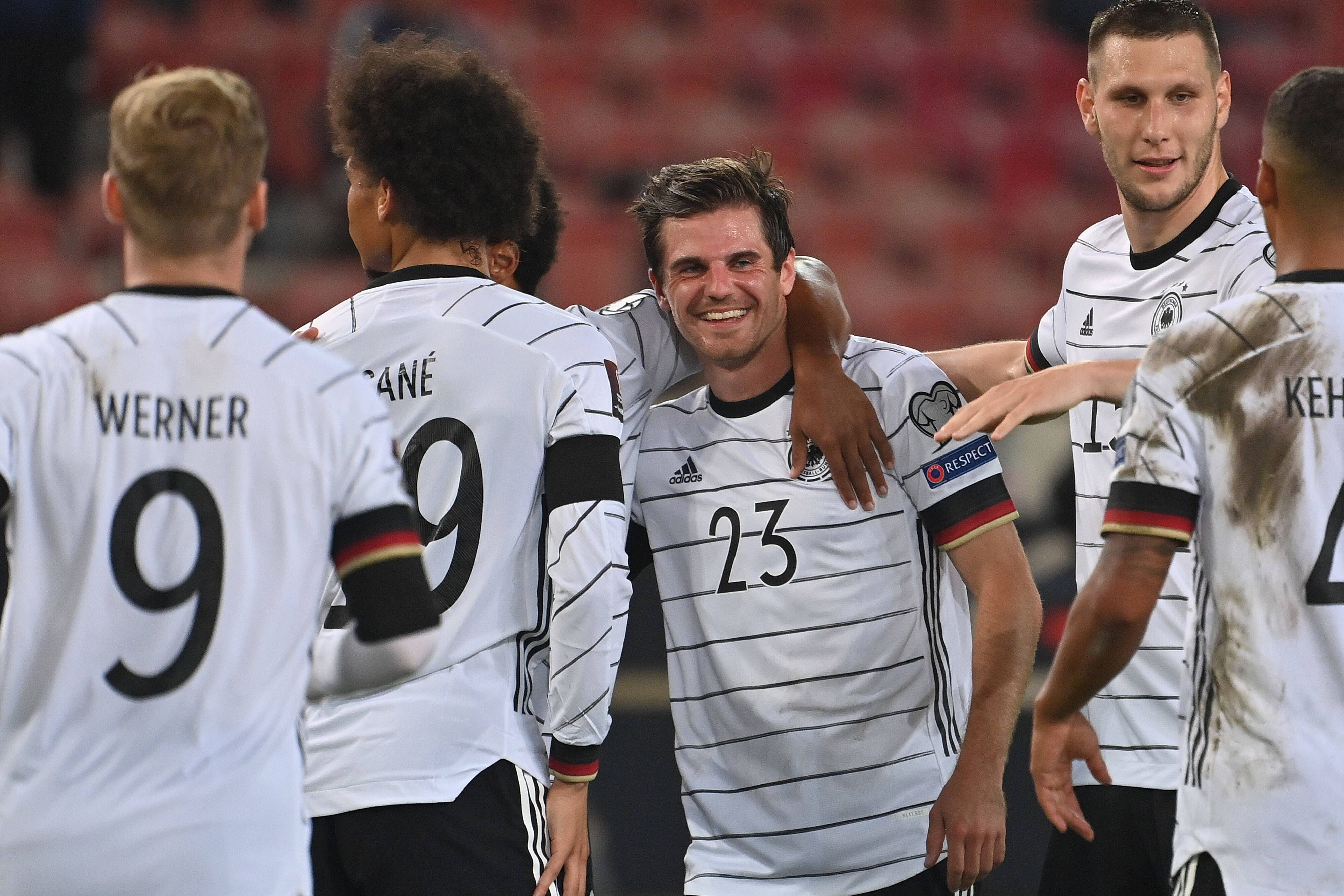 Jonas Hofmann (Borussia Mönchengladbach) jubelt am 5. September 2021 in der Stuttgarter Mercedes-Benz-Arena nach seinem Tor zum 5-0 beim Spiel zwischen Deutschland und Armenien mit seinen Nationalmannschafts-Kollegen Niklas Süle (r.), Leroy Sané (l.) und Timo Werner (vorne).