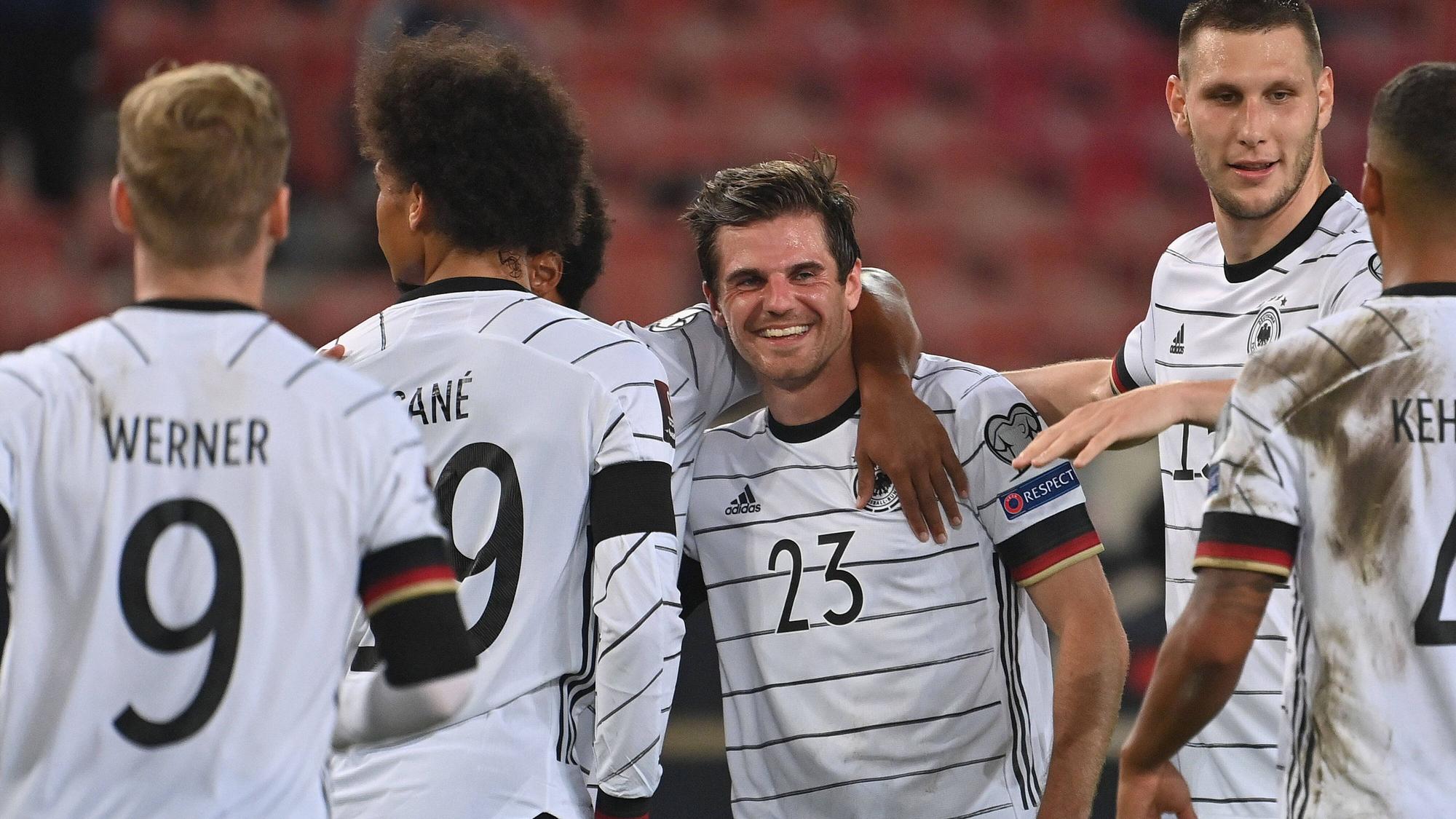 Jonas Hofmann (Borussia Mönchengladbach) jubelt am 5. September 2021 in der Stuttgarter Mercedes-Benz-Arena nach seinem Tor zum 5-0 beim Spiel zwischen Deutschland und Armenien mit seinen Nationalmannschafts-Kollegen Niklas Süle (r.), Leroy Sané (l.) und Timo Werner (vorne).