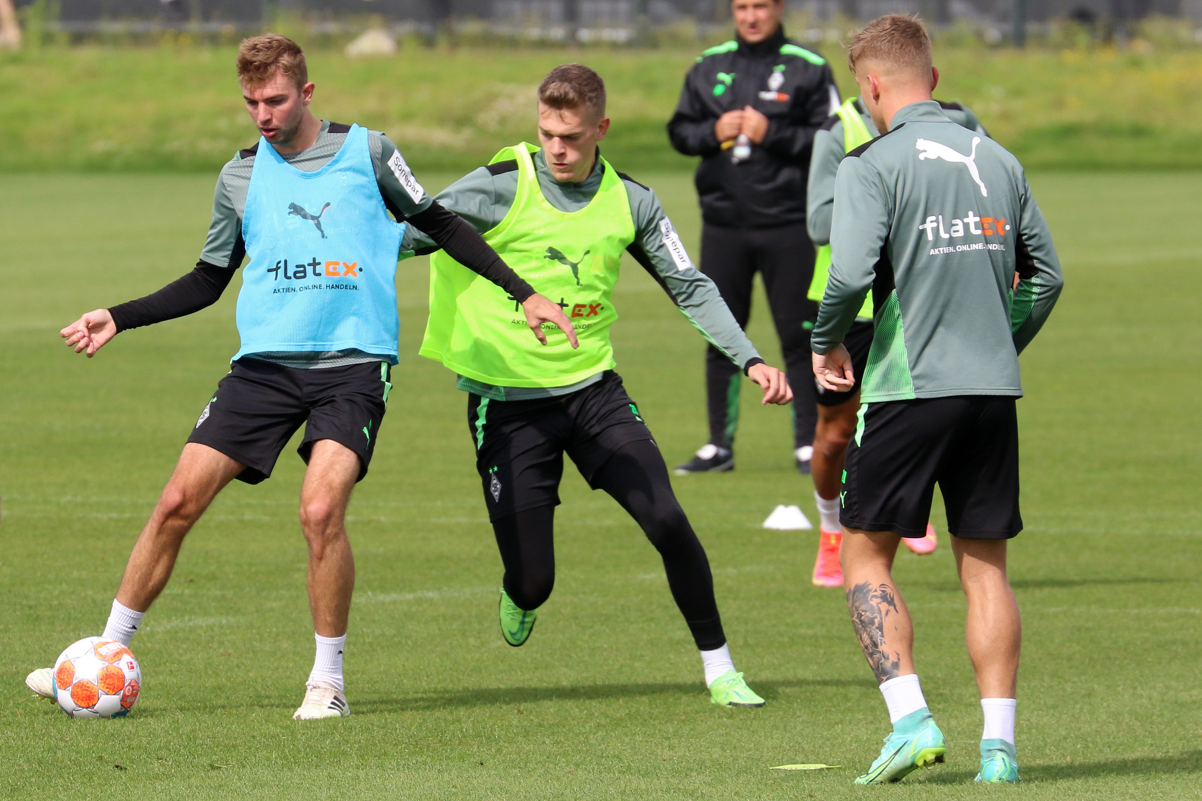 Die Gladbach-Spieler Christoph Kramer (l.), Matthias Ginter (Mitte) und Luca Netz (r.) beim Training auf dem Trainingsplatz im Borussia-Park am 17. August 2021.