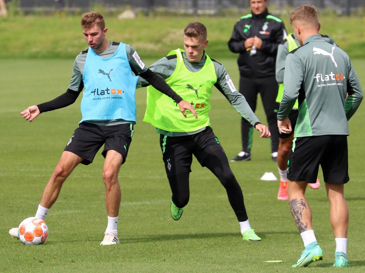 Die Gladbach-Spieler Christoph Kramer (l.), Matthias Ginter (Mitte) und Luca Netz (r.) beim Training auf dem Trainingsplatz im Borussia-Park am 17. August 2021.