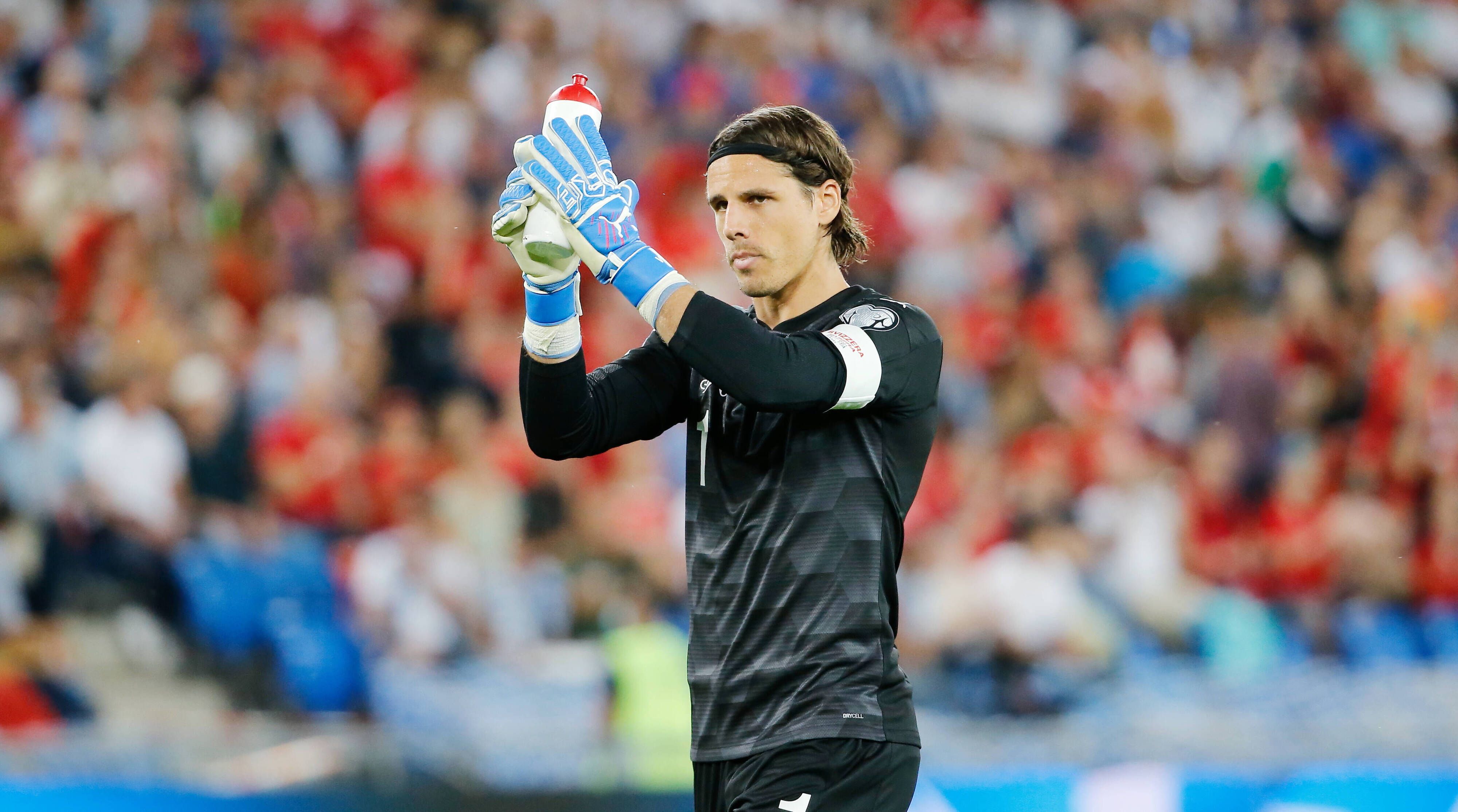 Yann Sommer, Keeper von Borussia Mönchengladbach und der Schweizer Nationalmannschaft, applaudiert am 5. September 2021 nach dem WM-Qualifikationsspiel gegen Italien den Fans im St. Jakob Park.