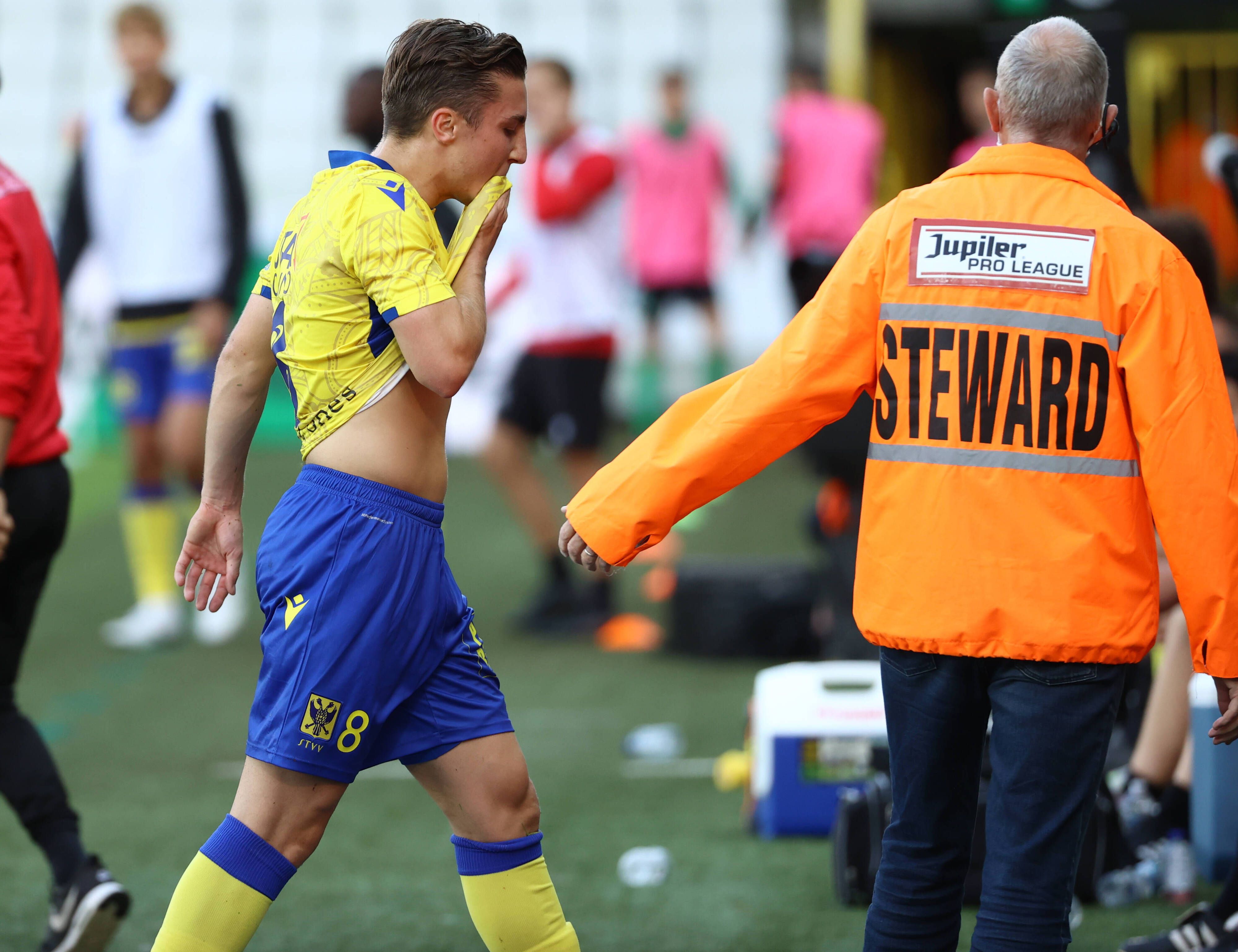 Rocco Reitz, Leihspieler von Borussia Mönchengladbach beim belgischen Klub St. Truiden, sah im Spiel gegen Cercle Brügge eine umstrittene Rote Karte. Das Foto zeigt ihn beim Verlassen des Feldes am 28. August 2021.