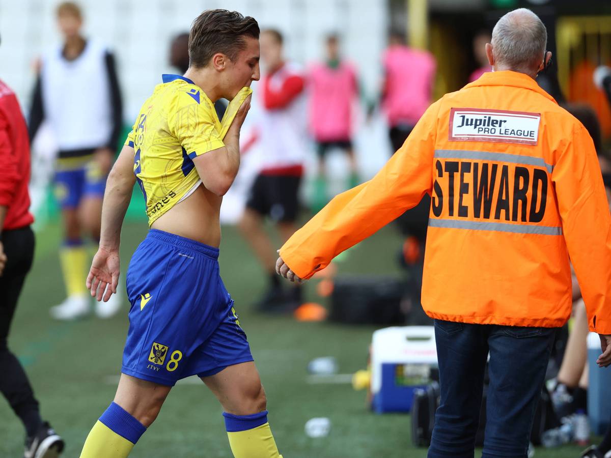 Rocco Reitz, Leihspieler von Borussia Mönchengladbach beim belgischen Klub St. Truiden, sah im Spiel gegen Cercle Brügge eine umstrittene Rote Karte. Das Foto zeigt ihn beim Verlassen des Feldes am 28. August 2021.