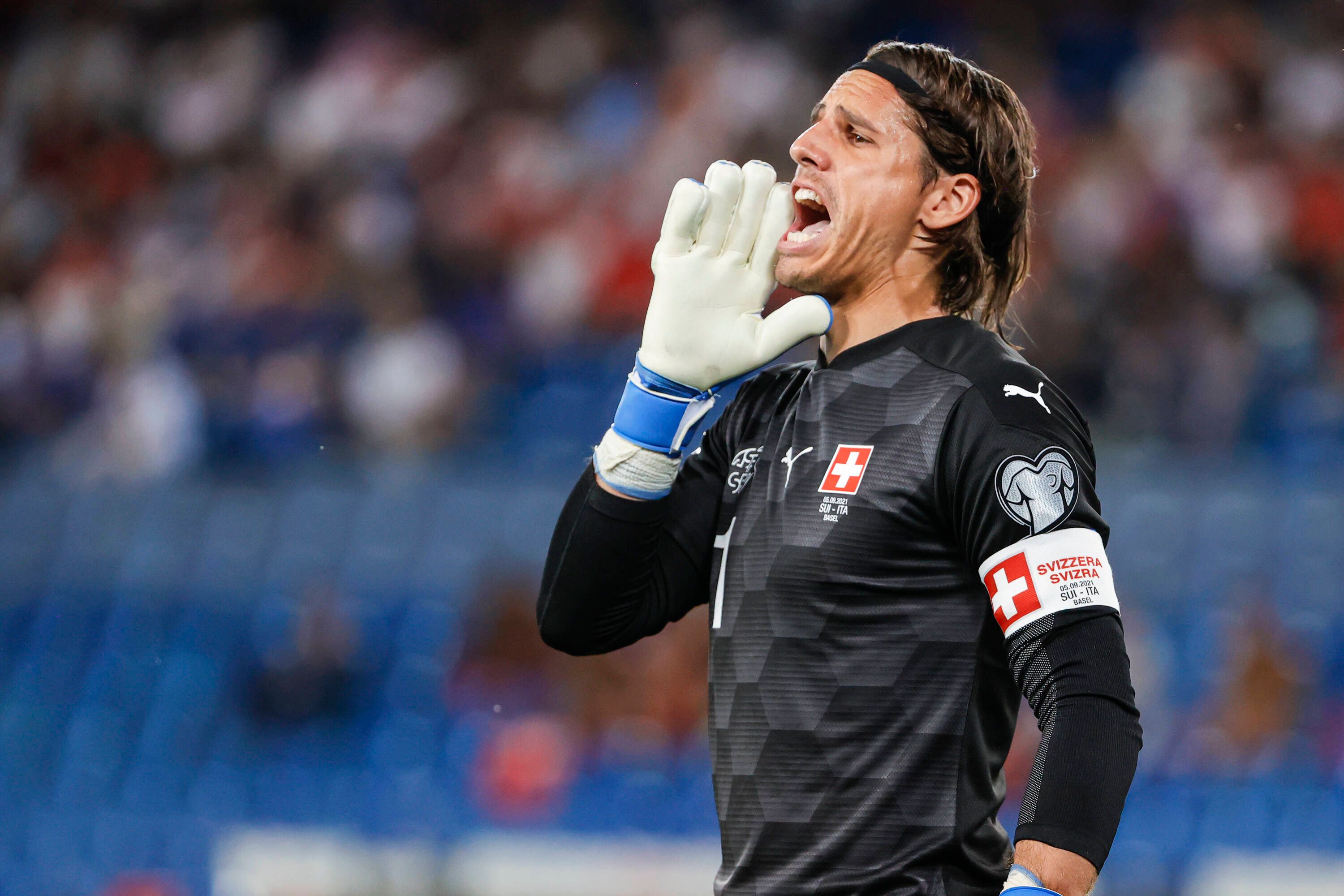 Gladbach-Torhüter Yann Sommer, auf diesem Foto am 5. September 2021 im WM-Qualifikationsspiel der Schweiz gegen Europameister Italien zu sehen. Sommer nimmt die rechte Hand an den Mund und brüllt etwas in Richtung seiner Mannschaftskollegen.