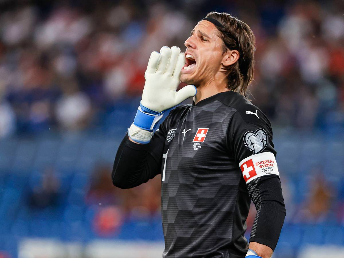 Gladbach-Torhüter Yann Sommer, auf diesem Foto am 5. September 2021 im WM-Qualifikationsspiel der Schweiz gegen Europameister Italien zu sehen. Sommer nimmt die rechte Hand an den Mund und brüllt etwas in Richtung seiner Mannschaftskollegen.