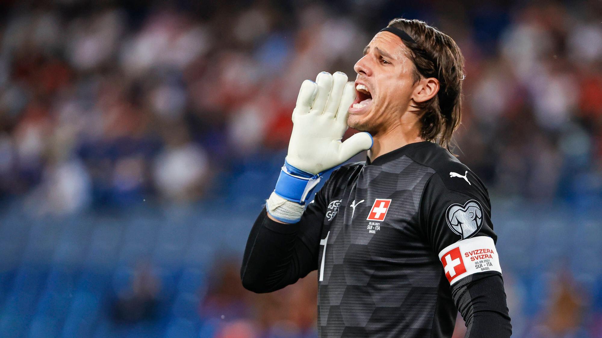 Yann Sommer, Torhüter von Fußball-Bundesligist Borussia Mönchengladbach, im Trikot der Schweizer Nationalmannschaft am 5. September 2021. Sommer hält die Hand an den Mund und ruft etwas auf den Platz.