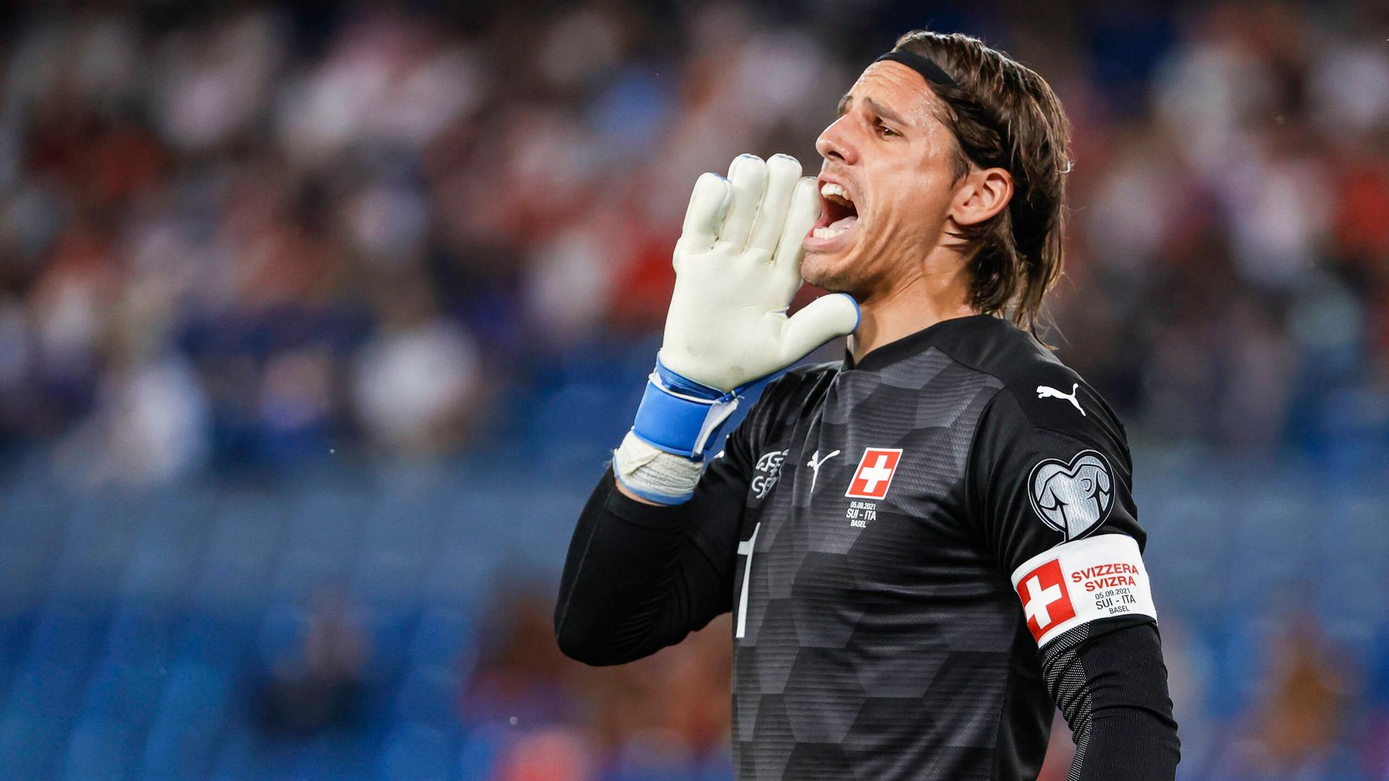 Gladbach-Torhüter Yann Sommer, auf diesem Foto am 5. September 2021 im WM-Qualifikationsspiel der Schweiz gegen Europameister Italien zu sehen. Sommer nimmt die rechte Hand an den Mund und brüllt etwas in Richtung seiner Mannschaftskollegen.