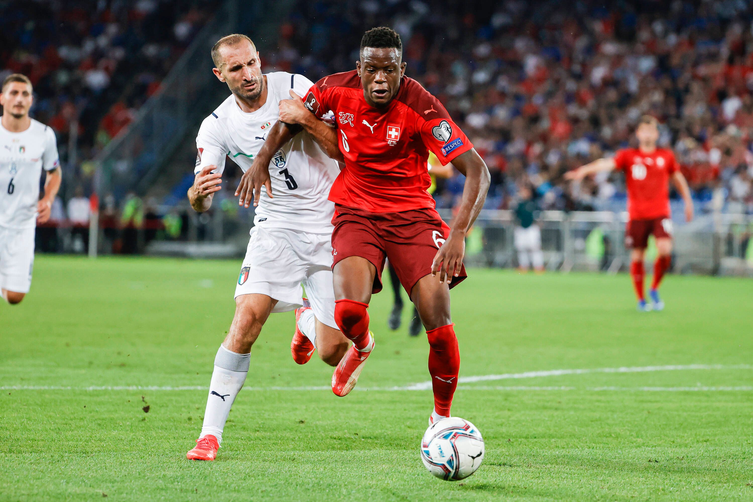 Gladbach-Spieler Denis Zakaria (r.), hier im Trikot der Schweizer Nationalmannschaft während des WM-Qualifikationsspiels gegen Europameister Italien am 5. September 2021. Zakaria versucht sich im Duell mit Verteidiger Giorgio Chiellini (l.) durchzusetzen.