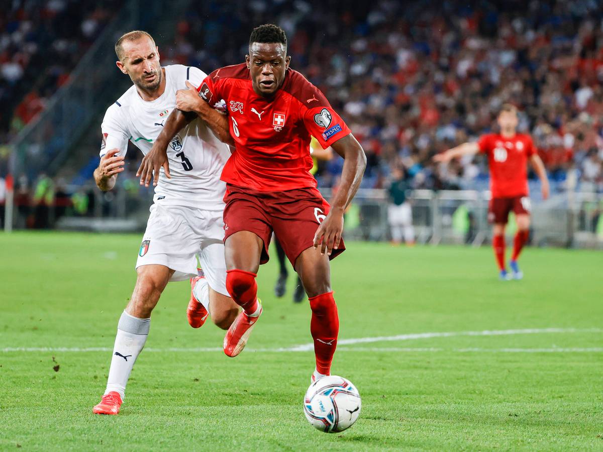Gladbach-Spieler Denis Zakaria (r.), hier im Trikot der Schweizer Nationalmannschaft während des WM-Qualifikationsspiels gegen Europameister Italien am 5. September 2021. Zakaria versucht sich im Duell mit Verteidiger Giorgio Chiellini (l.) durchzusetzen.