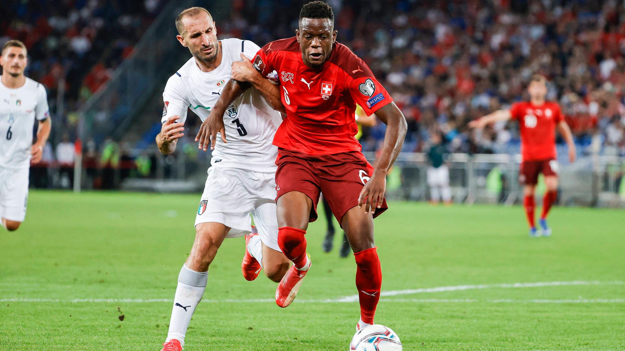 Gladbach-Spieler Denis Zakaria (r.), hier im Trikot der Schweizer Nationalmannschaft während des WM-Qualifikationsspiels gegen Europameister Italien am 5. September 2021. Zakaria versucht sich im Duell mit Verteidiger Giorgio Chiellini (l.) durchzusetzen.
