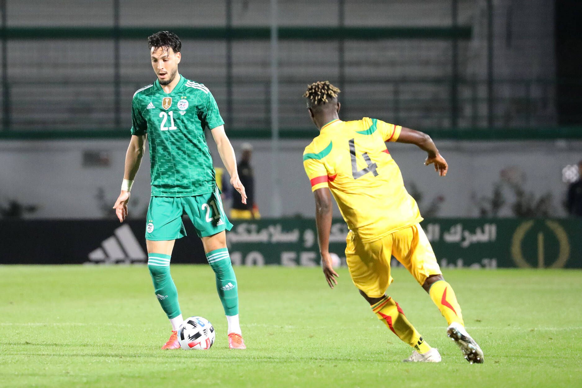 Gladbach-Spieler Ramy Bensebaini (l.), auf diesem Foto am 6. Juni 2021 zu sehen, hat sich im Länderspieleinsatz für Algerien am Dienstag (7. September) verletzt.