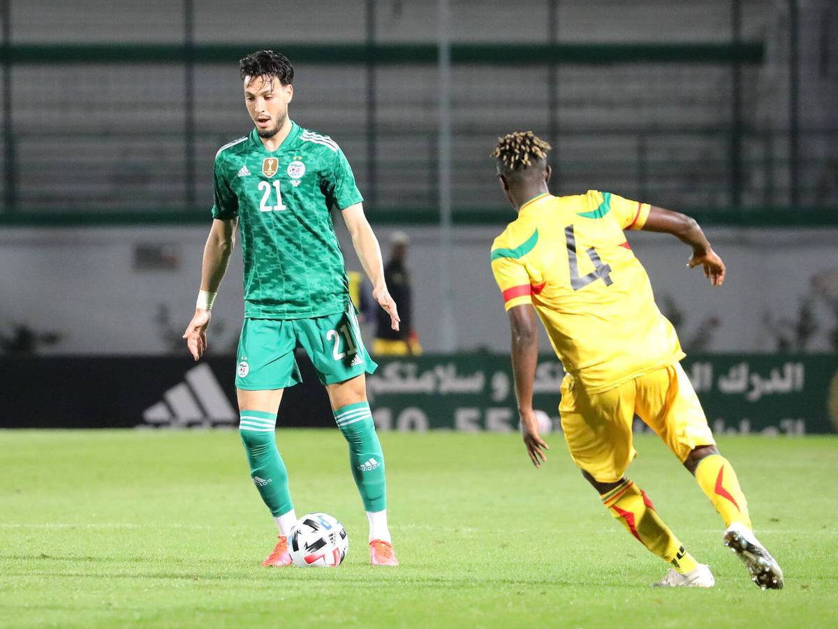 Gladbach-Spieler Ramy Bensebaini (l.), auf diesem Foto am 6. Juni 2021 zu sehen, hat sich im Länderspieleinsatz für Algerien am Dienstag (7. September) verletzt.