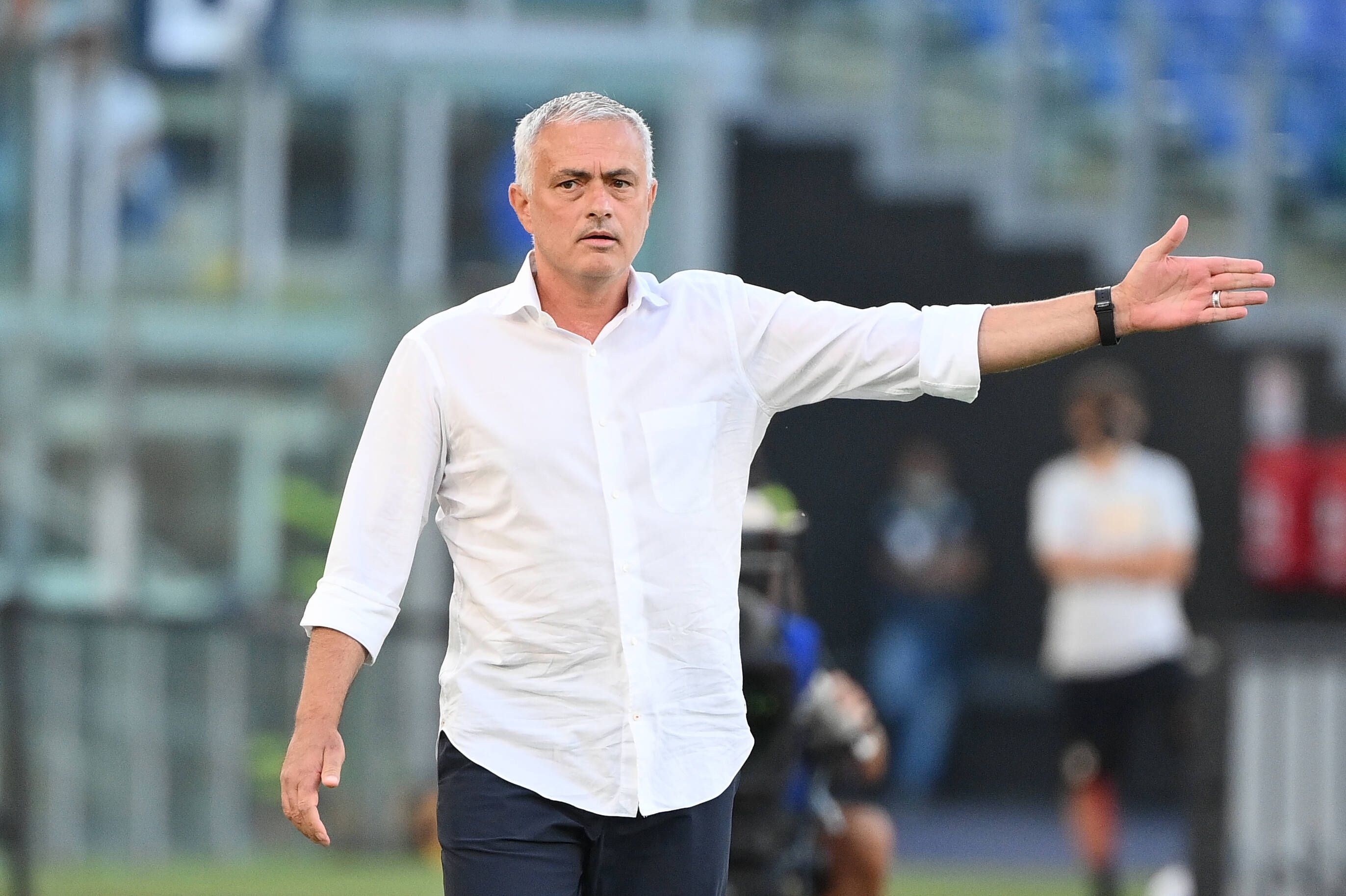 José Mourinho, Trainer des italienischen Klubs AS Rom. Auf diesem Bild ist der Portugiese am 26. August 2021 zu sehen. Er steht an der Seitenlinie, trägt ein weißes Hemd und dirigiert mit dem linken Arm das Spiel seiner Mannschaft.