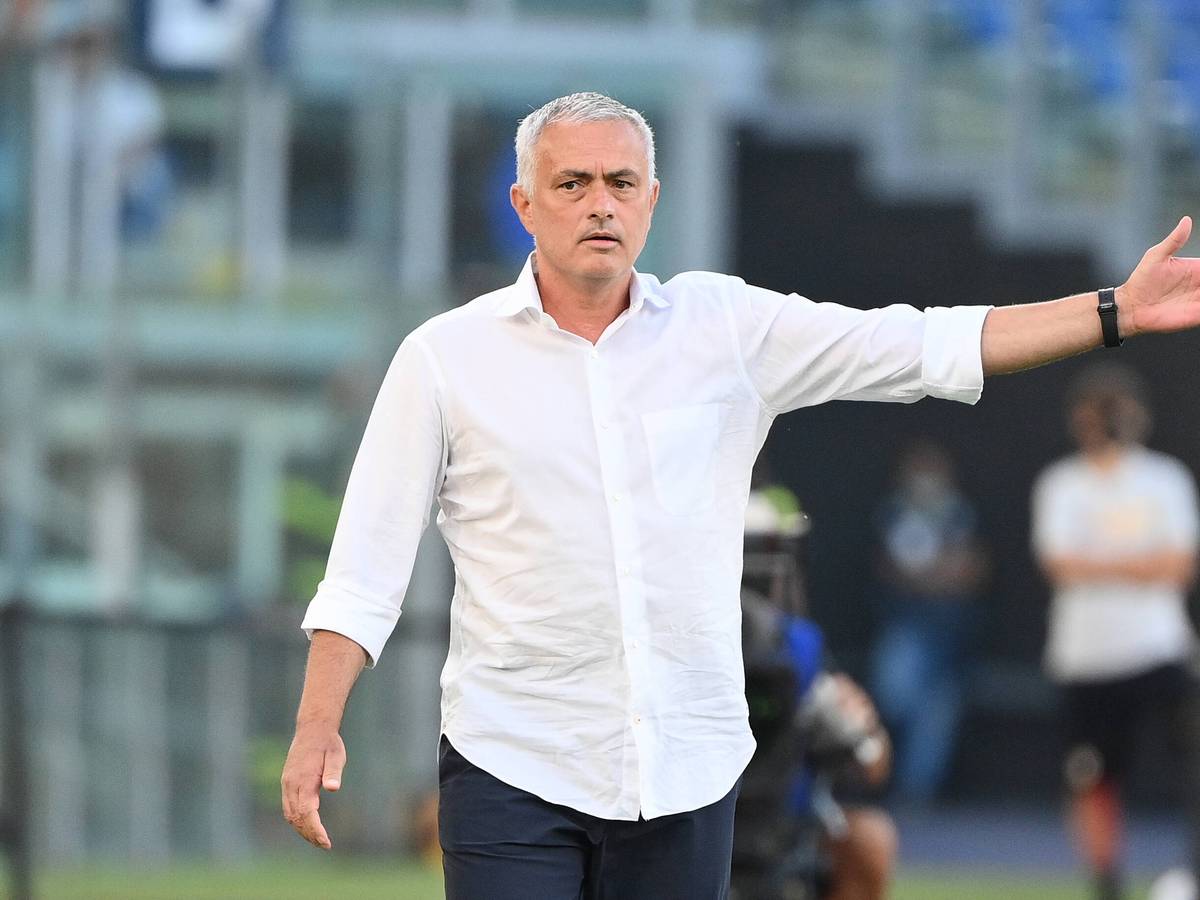 José Mourinho, Trainer des italienischen Klubs AS Rom. Auf diesem Bild ist der Portugiese am 26. August 2021 zu sehen. Er steht an der Seitenlinie, trägt ein weißes Hemd und dirigiert mit dem linken Arm das Spiel seiner Mannschaft.