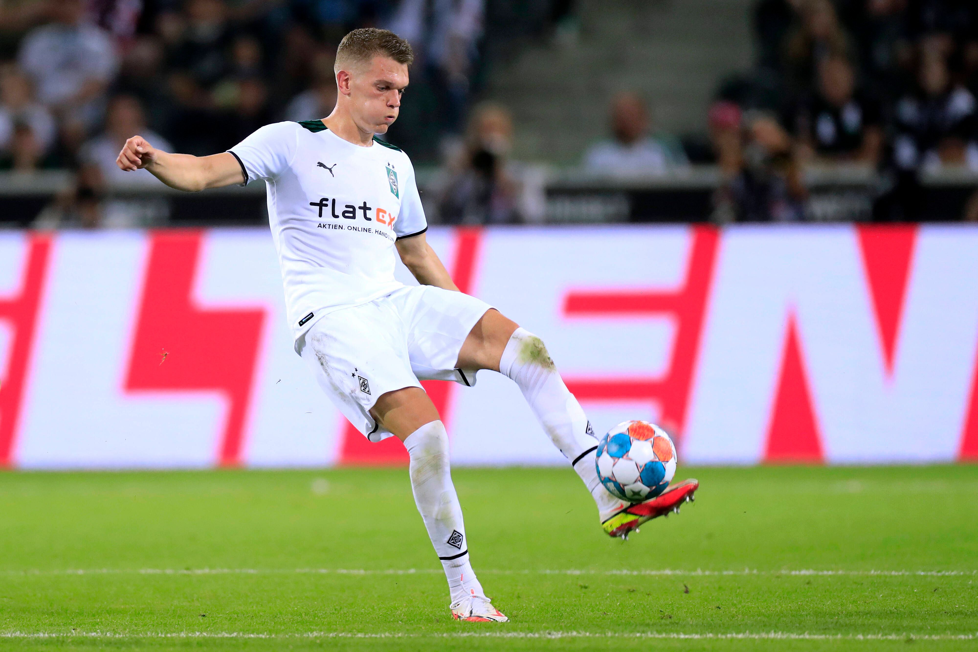 Matthias Ginter von Borussia Mönchengladbach schießt den Ball mit dem linken Fuß beim Bundesliga-Auftaktmatch gegen Bayern München am 13. August 2021 im Borussia-Park.