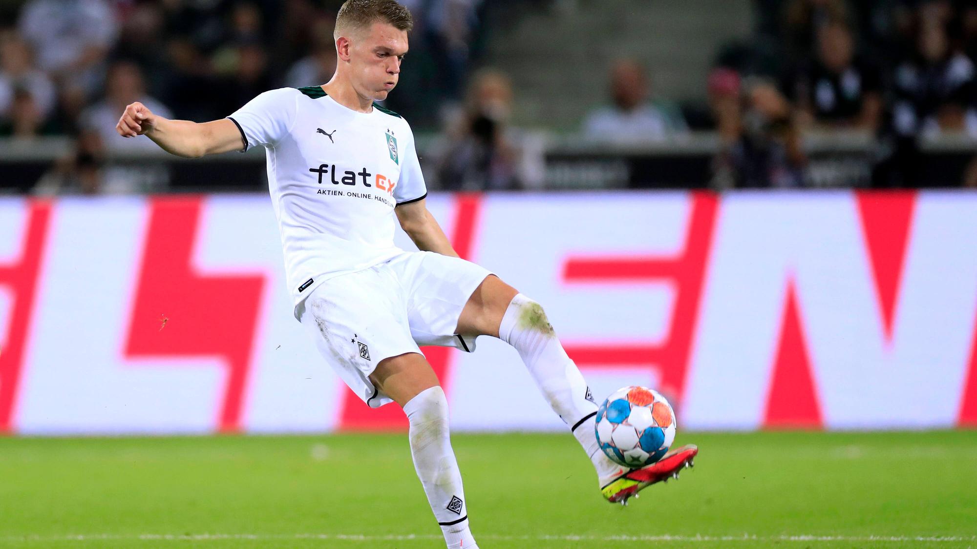 Matthias Ginter von Borussia Mönchengladbach schießt den Ball mit dem linken Fuß beim Bundesliga-Auftaktmatch gegen Bayern München am 13. August 2021 im Borussia-Park.
