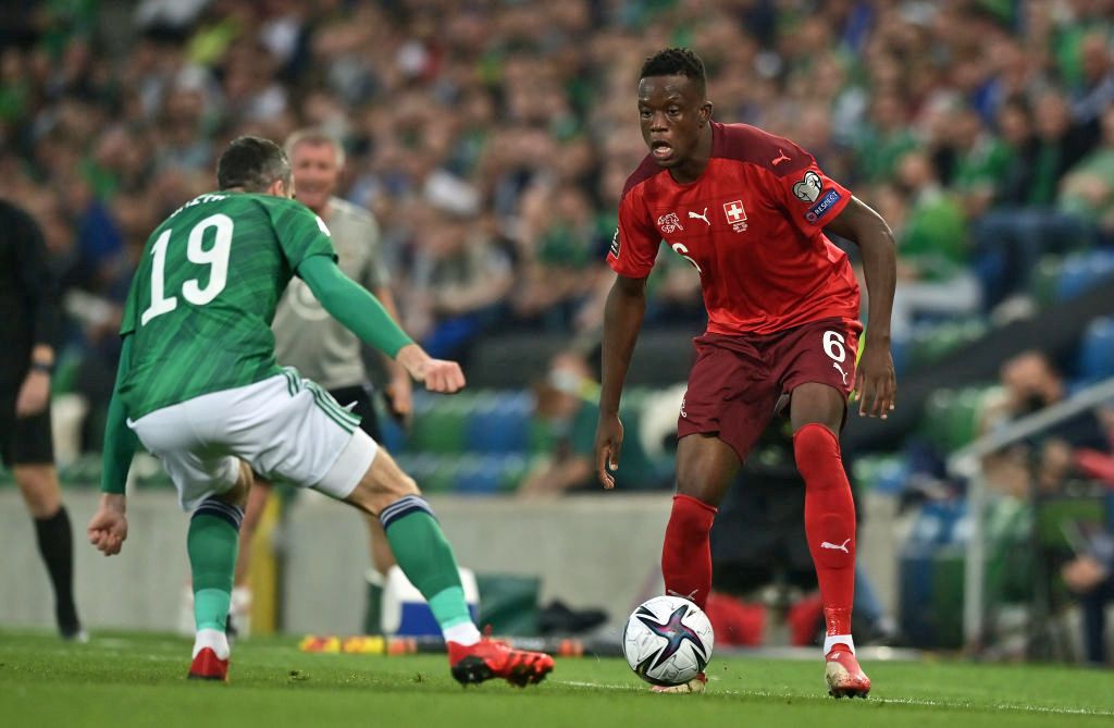 Gladbach-Profi Denis Zakaria (r.), hier im Duell mit Michael Smith (l.), hat mit der Schweizer Nationalmannschaft am Mittwoch (8. September 2021) im WM-Qualifikationsspiel gegen Nordirland in Belfast 0:0 gespielt. Zakaria hat den Ball am rechten Fuß im Zweikampf.