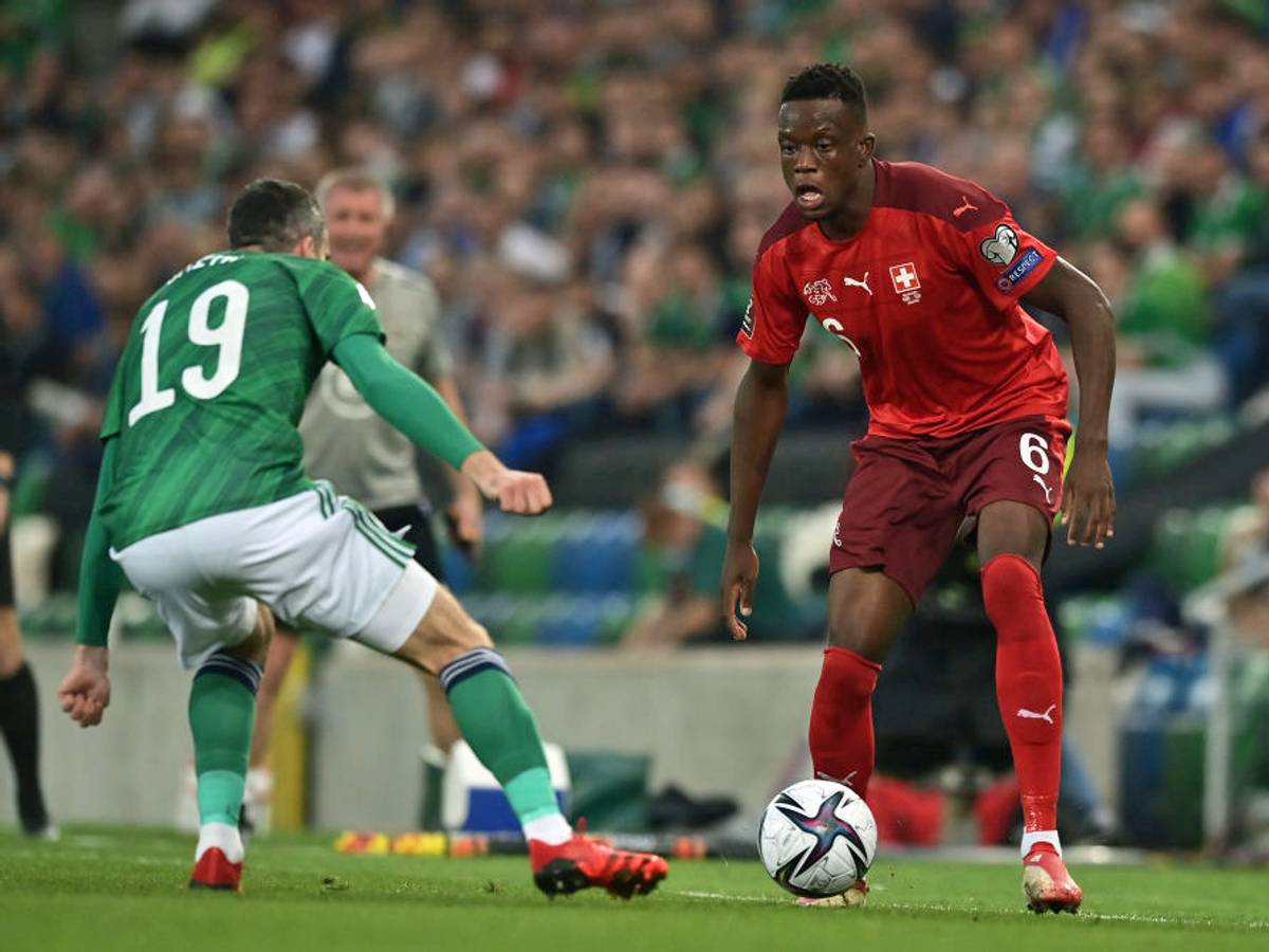 Gladbach-Profi Denis Zakaria (r.), hier im Duell mit Michael Smith (l.), hat mit der Schweizer Nationalmannschaft am Mittwoch (8. September 2021) im WM-Qualifikationsspiel gegen Nordirland in Belfast 0:0 gespielt. Zakaria hat den Ball am rechten Fuß im Zweikampf.