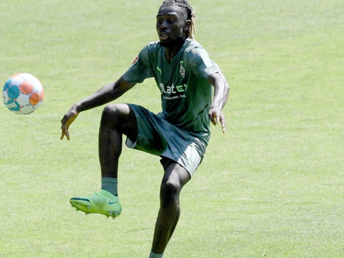 Kuoadio „Manu“ Koné von Borussia Mönchengladbach jongliert beim Training am 3. Juli 2021 im Borussia-Park den Ball mit dem rechten Fuß.