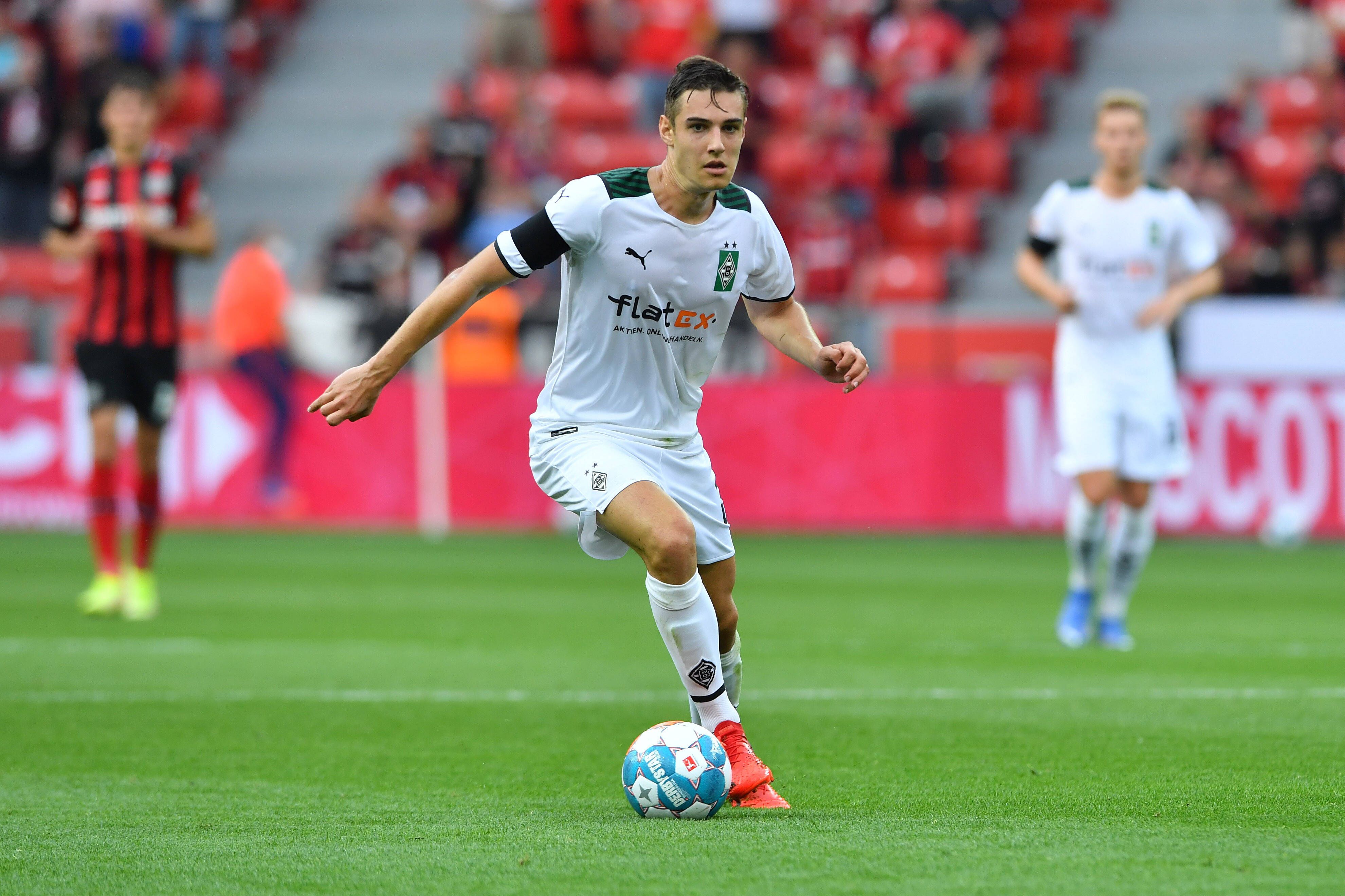 Gladbach-Profi Florian Neuhaus, auf diesem Foto am 21. August 2021 zu sehen, ist wiederholt mit einem Wechsel zu einem anderen Klub in Verbindung gebracht worden. In dieser Szene kontrolliert der Nationalspieler im Bundesliga-Duell bei Bayer Leverkusen den Ball.