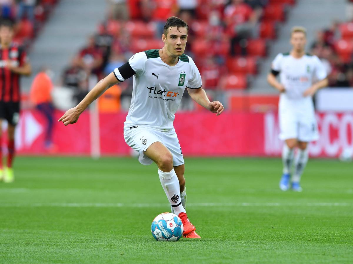 Gladbach-Profi Florian Neuhaus, auf diesem Foto am 21. August 2021 zu sehen, ist wiederholt mit einem Wechsel zu einem anderen Klub in Verbindung gebracht worden. In dieser Szene kontrolliert der Nationalspieler im Bundesliga-Duell bei Bayer Leverkusen den Ball.