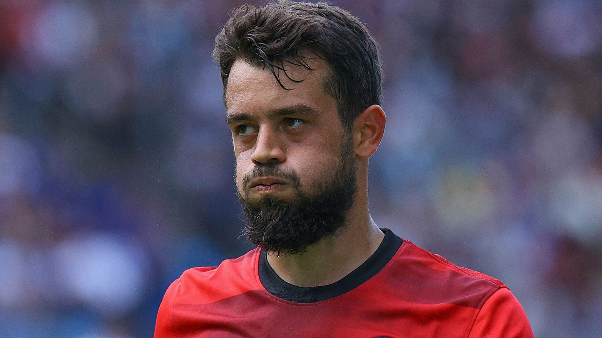 Amin Younes von Eintracht Frankfurt verlässt im DFB-Pokal-Spiel gegen Waldhof Mannheim den Platz und schaut dabei angefressen.
