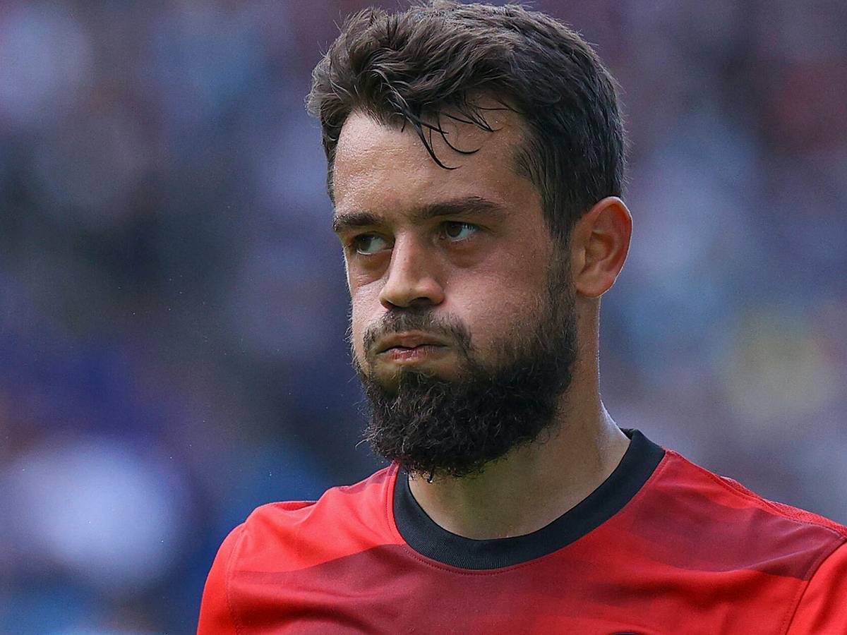 Amin Younes von Eintracht Frankfurt verlässt im DFB-Pokal-Spiel gegen Waldhof Mannheim den Platz und schaut dabei angefressen.