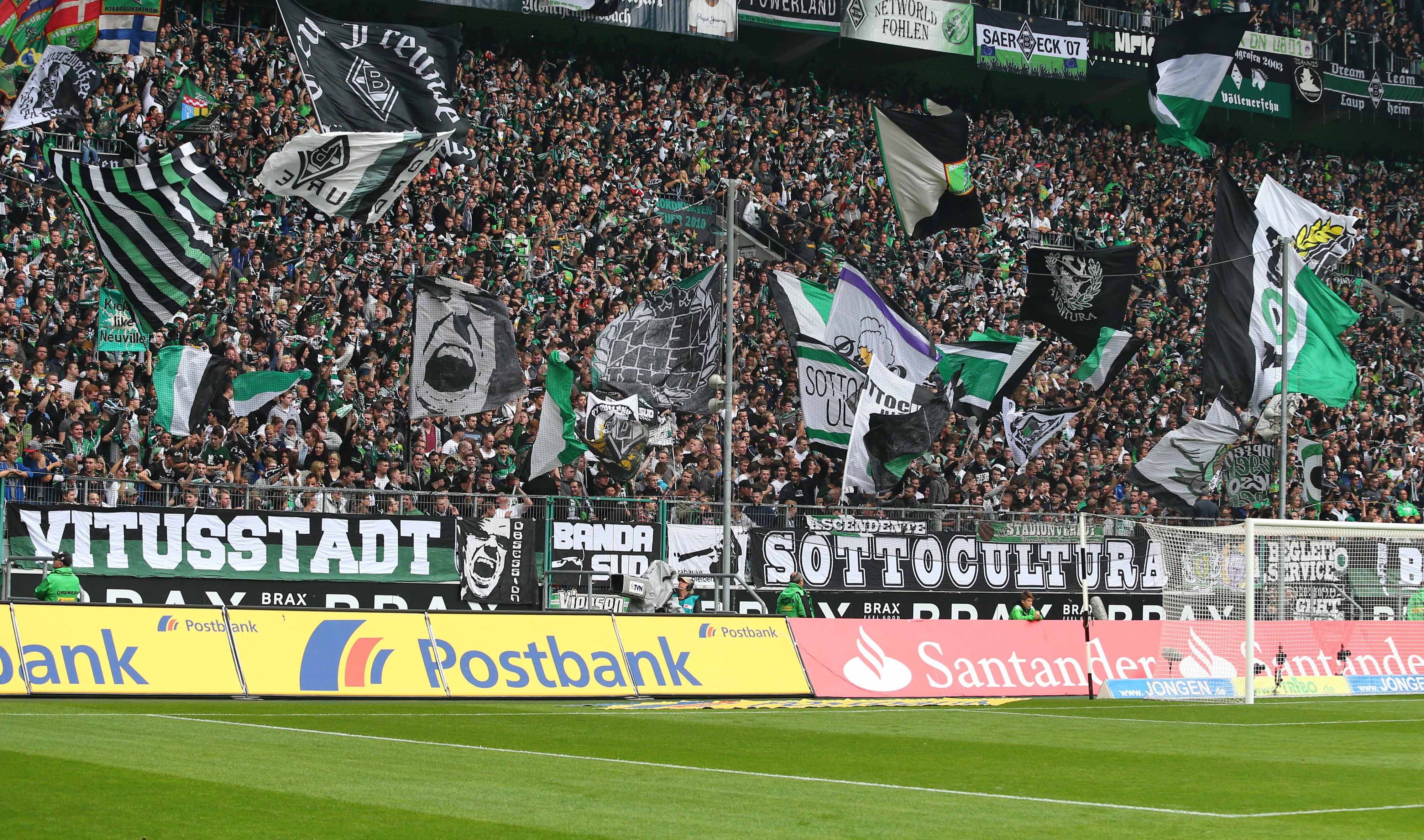 Borussia-Fans in der ausverkauften Nordkurve. Solche Bilder wie dieses vom 5. Oktober 2013 könnte es bald wieder im Gladbacher Stadion geben. Die Anhänger schwenken Fahnen.