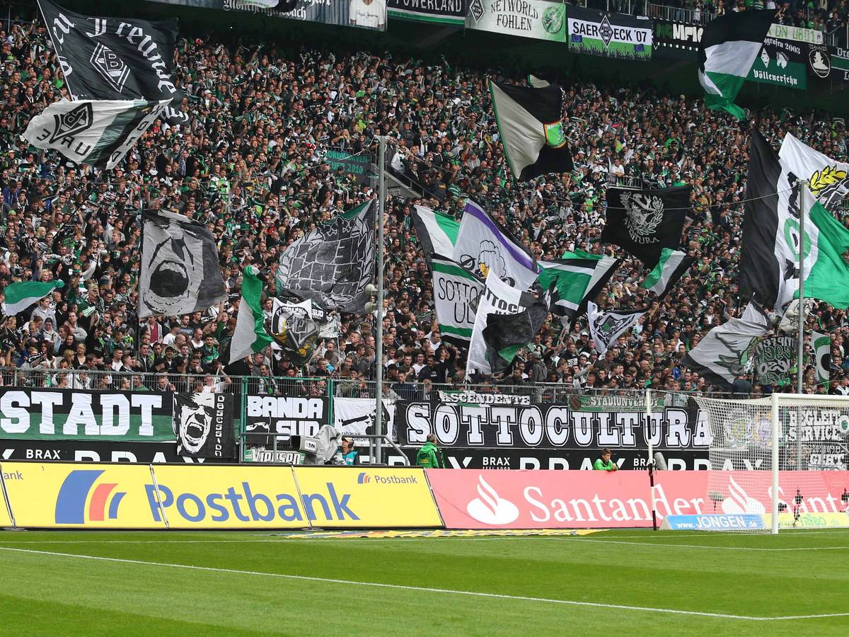 Gladbach-Fans in der Nordkurve im Borussia-Park. Auf diesem Foto am 5. Oktober 2013 zu sehen. Die Fans schwenken Fahnen.
