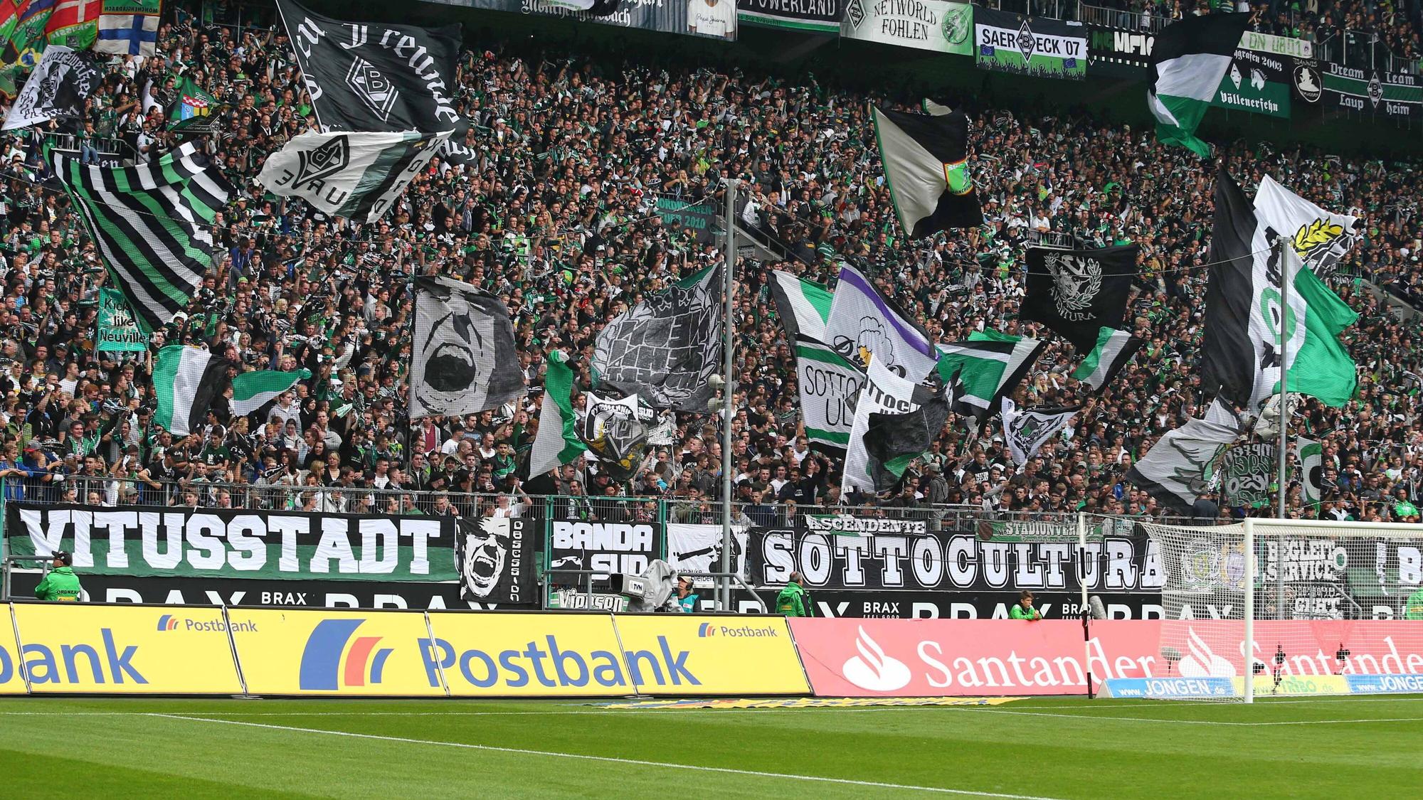 Borussia-Fans in der ausverkauften Nordkurve. Solche Bilder wie dieses vom 5. Oktober 2013 könnte es bald wieder im Gladbacher Stadion geben. Die Anhänger schwenken Fahnen.