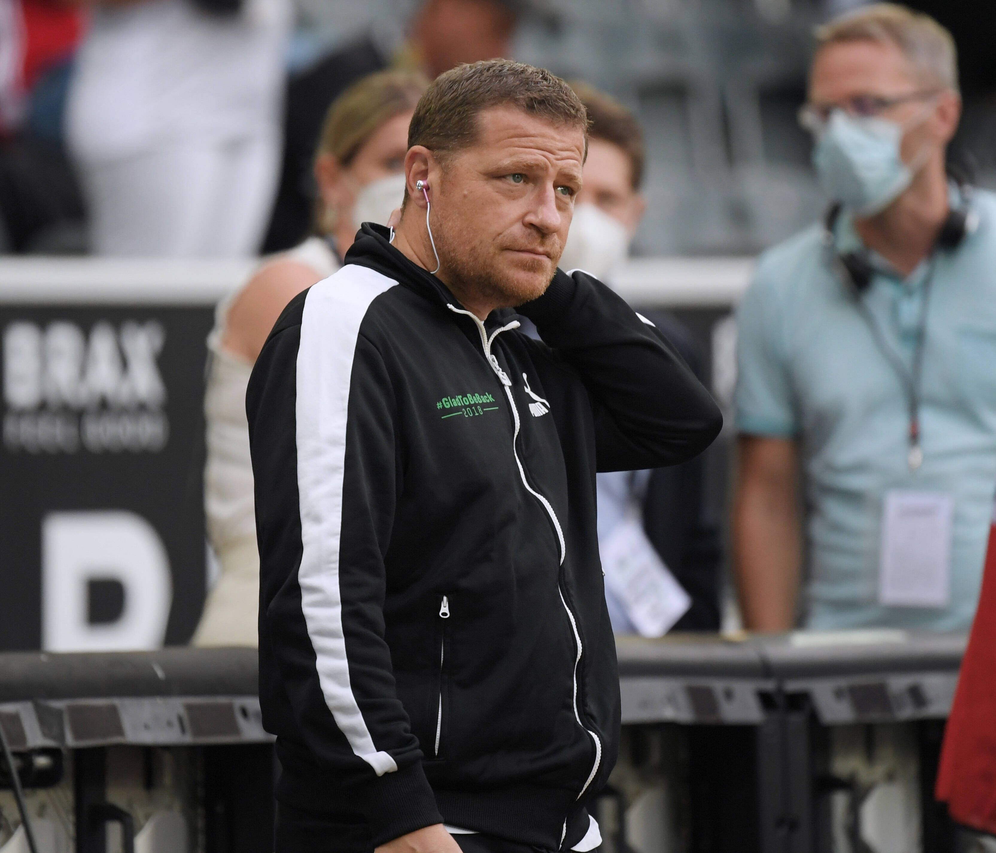 Gladbachs Sportdirektor Max Eberl steht am 13. August 2021 im Borussia-Park an der Seitenlinie und schaut skeptisch Richtung Spielfeld.