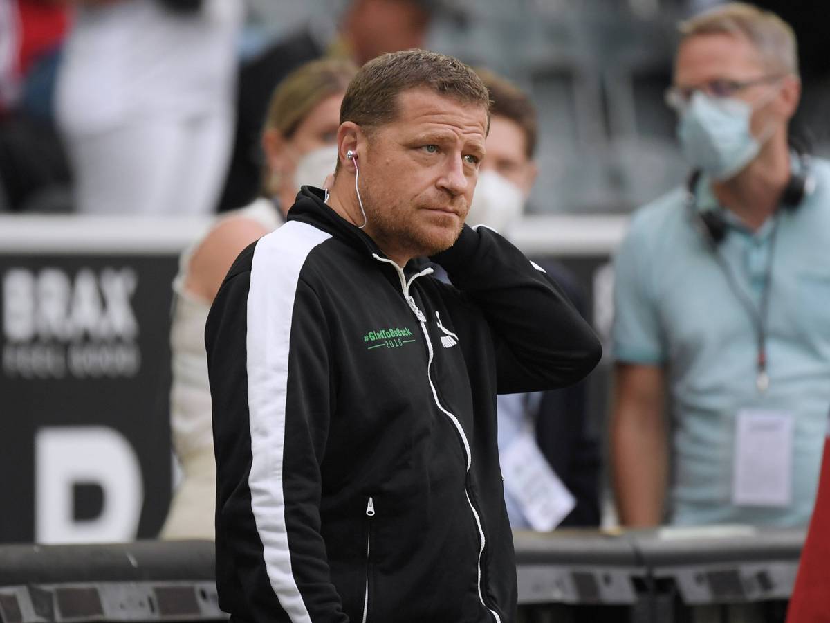 Gladbachs Sportdirektor Max Eberl steht am 13. August 2021 im Borussia-Park an der Seitenlinie und schaut skeptisch Richtung Spielfeld.