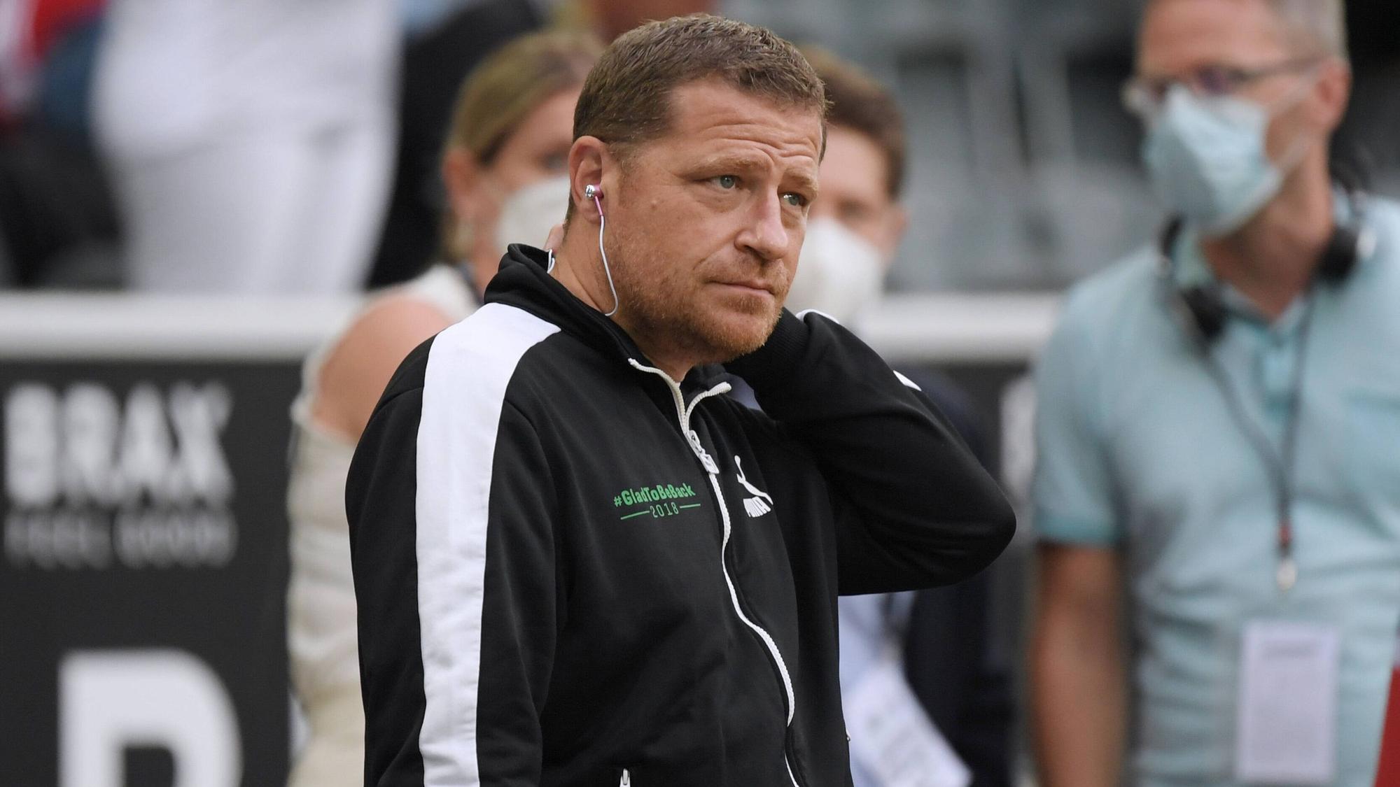 Gladbachs Sportdirektor Max Eberl steht am 13. August 2021 im Borussia-Park an der Seitenlinie und schaut skeptisch Richtung Spielfeld.